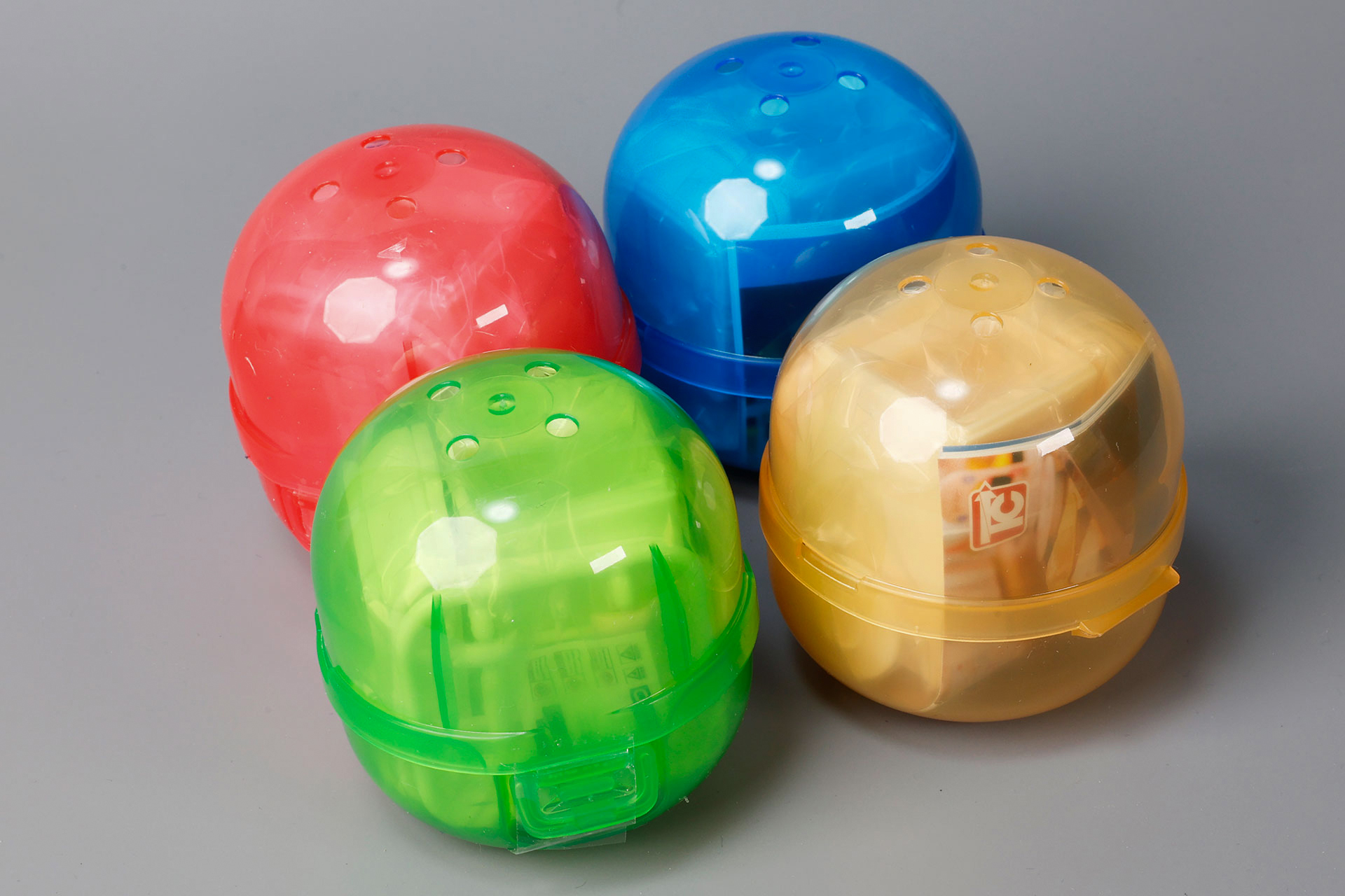 カラーバリエーションは4色だが、それに合わせてカプセルの色も用意されていた