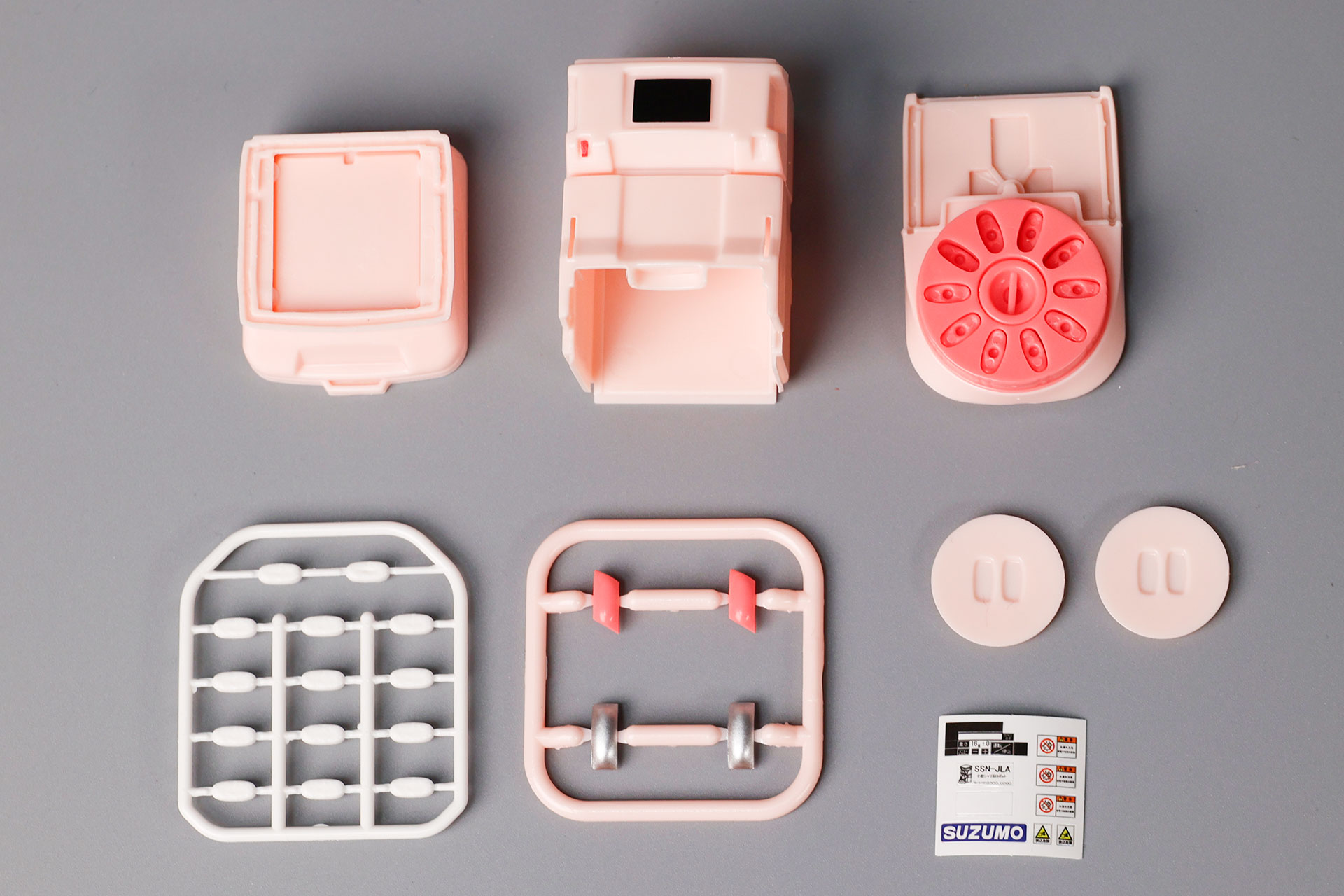 パーツの一部はプラモデルのようにランナーに取り付けられている