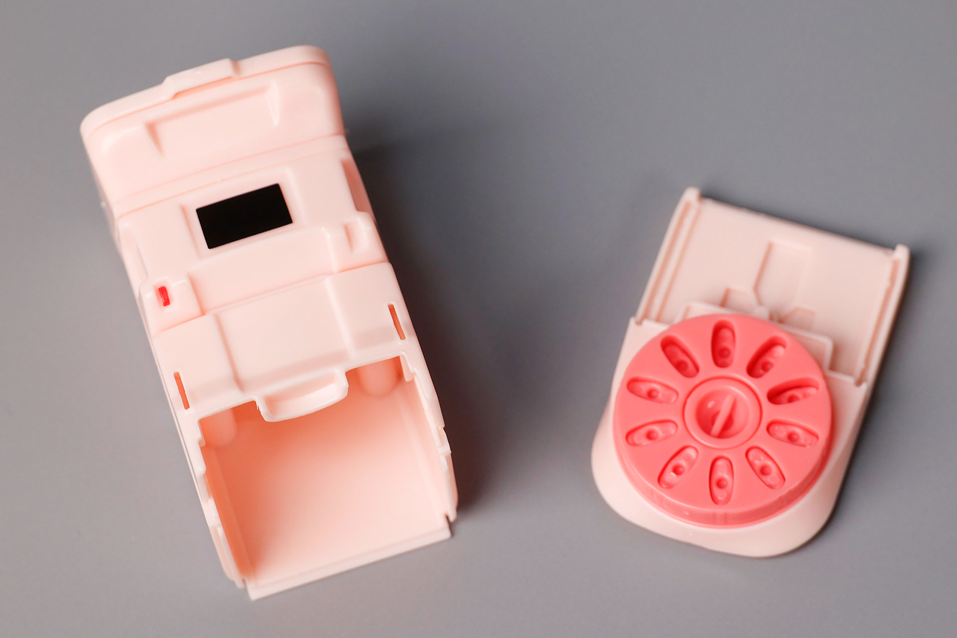 まずは簡単なパーツを取り付けておく