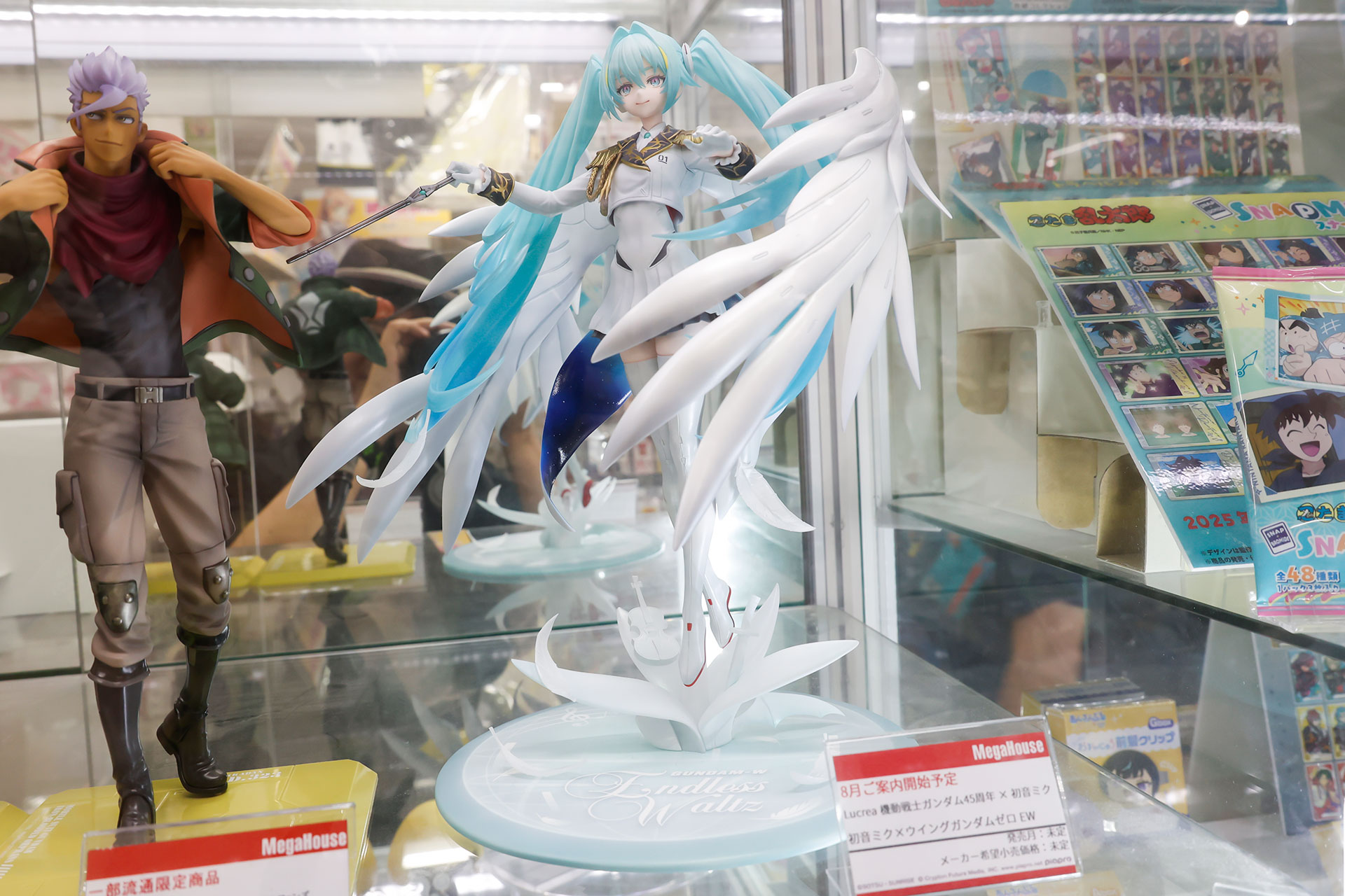 フィギュアの素材はPVCとABSで、全高は約270mmだ