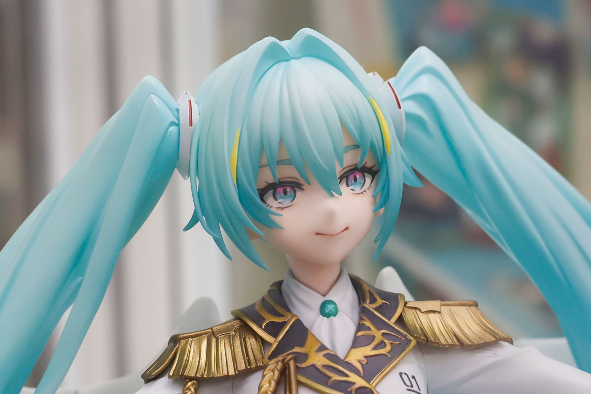 青い髪の色も美しい