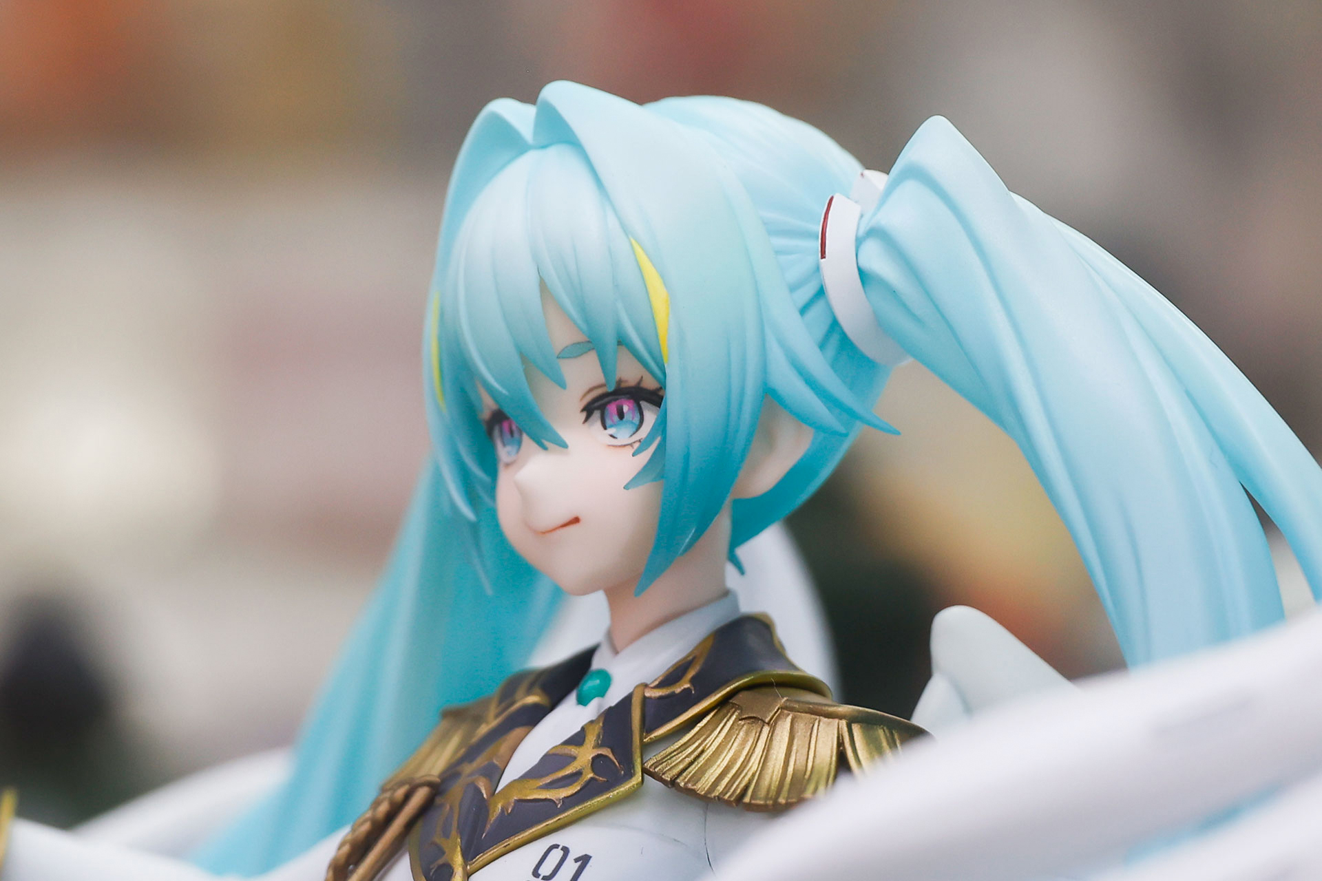 髪をまとめているアクセサリーも独特なデザインをしている