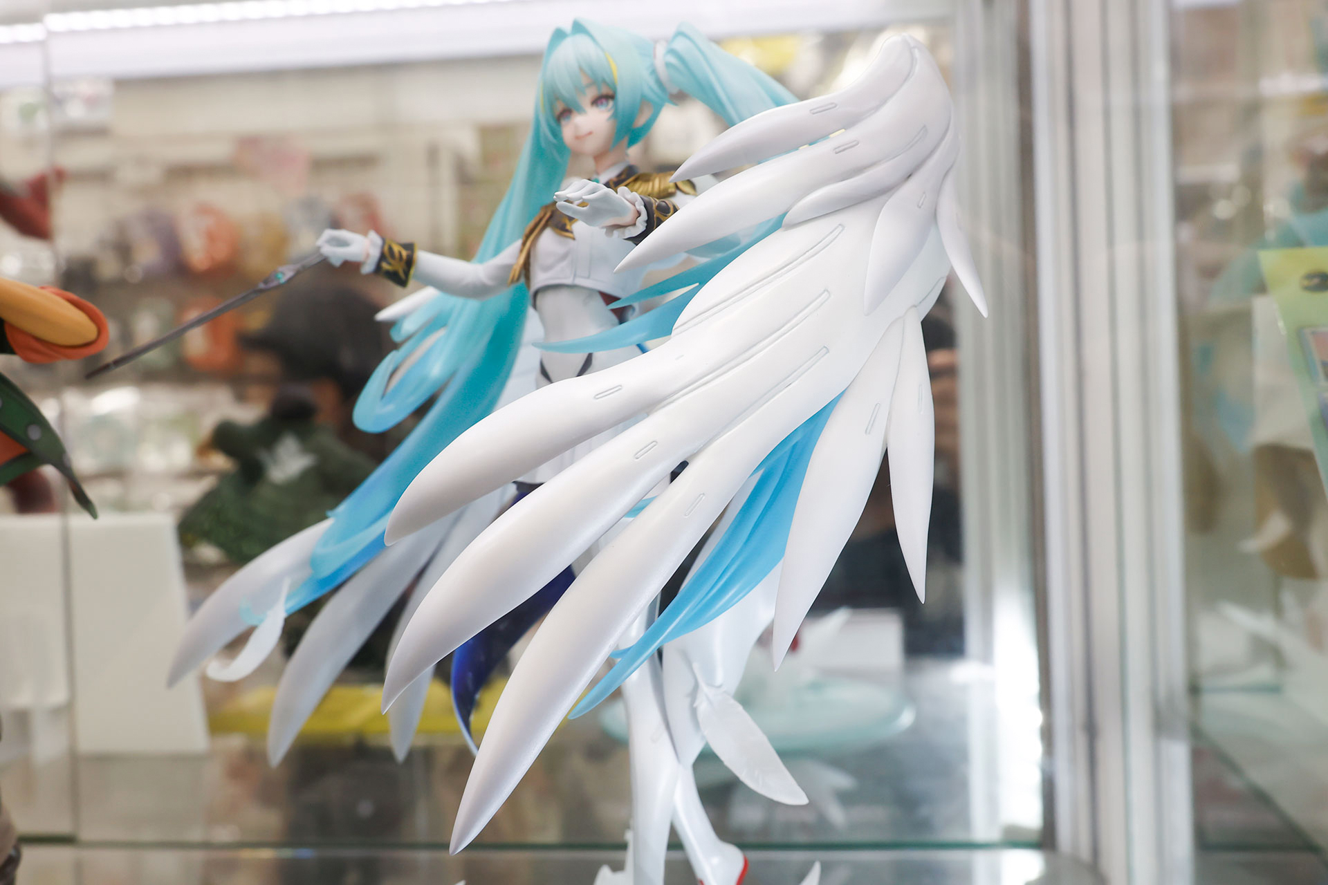 「ウイングガンダムゼロ EW」から引き継いだ大きな羽が生えている