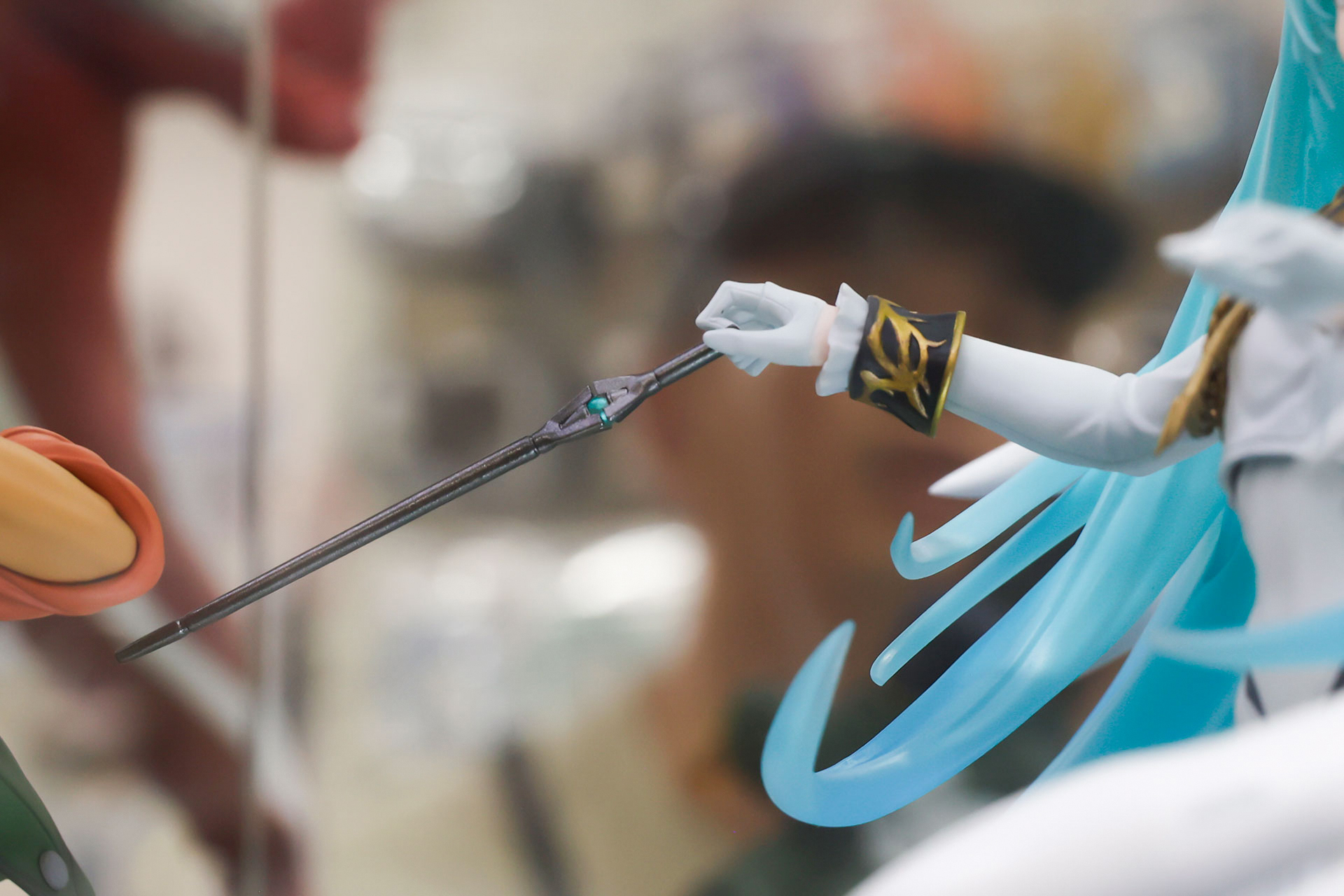 指揮者のようにタクトを持っている