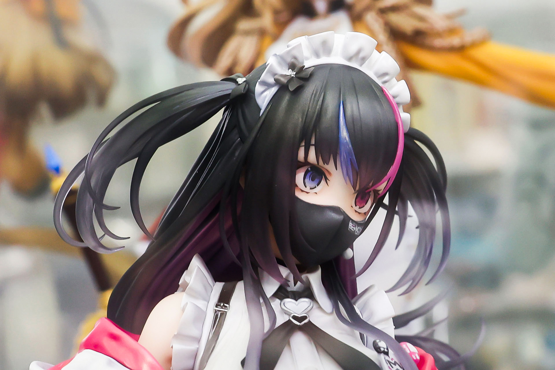 髪は毛先にかけて透明感のある仕上がりになっている