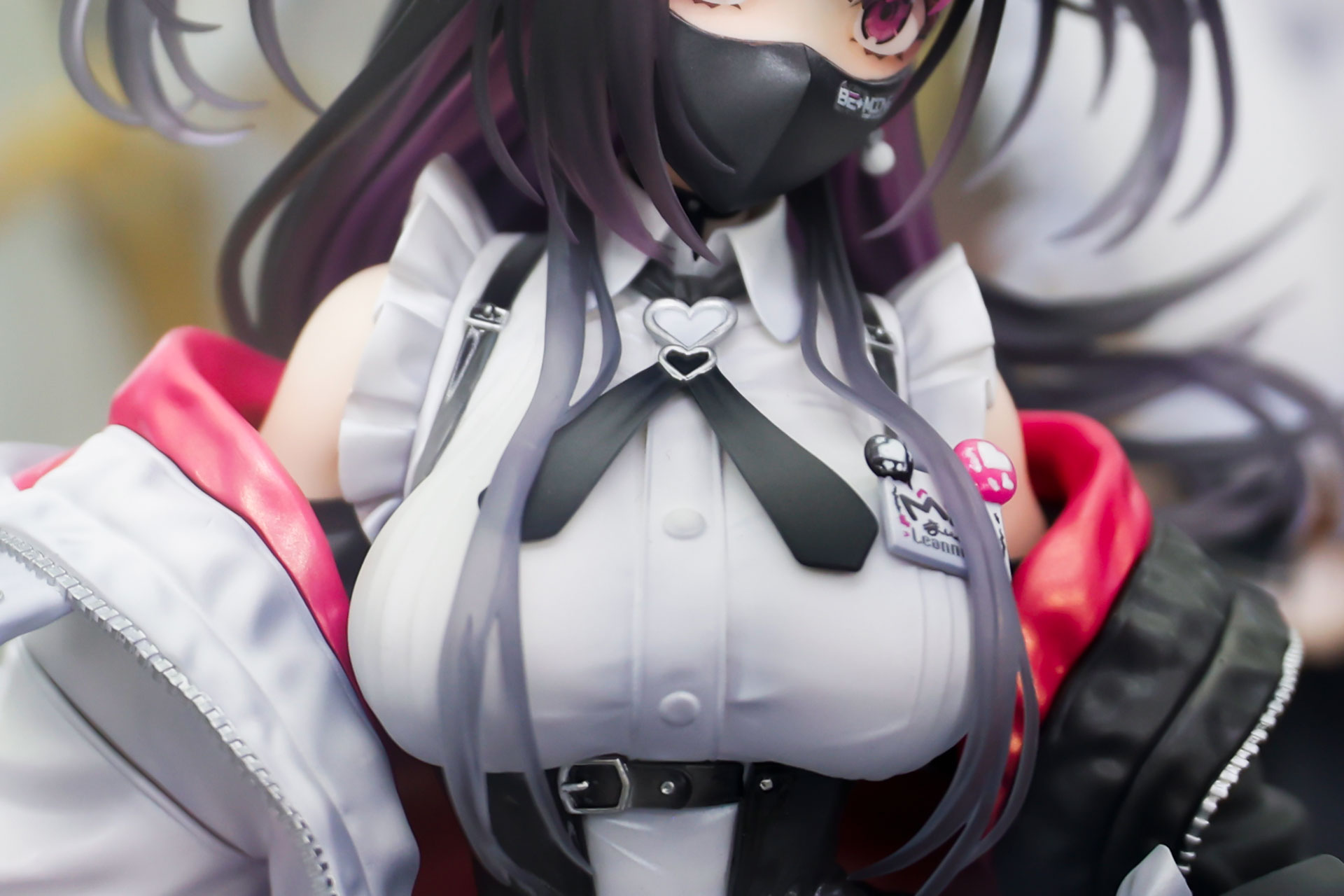 ネクタイ部分にはハートマークのアクセサリーがつけられている