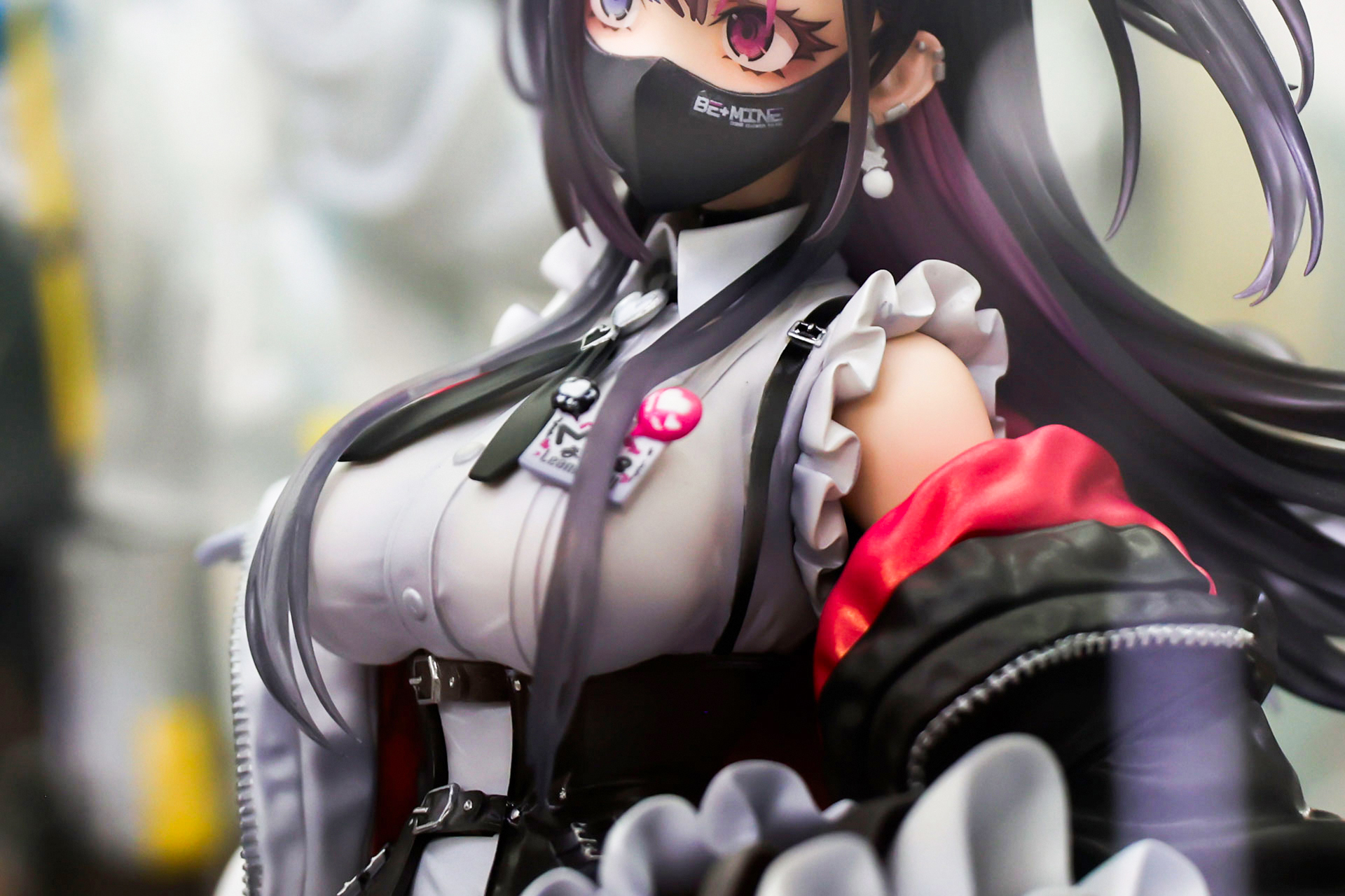 ウエストがぎゅっと締め付けられている分、胸が強調されている