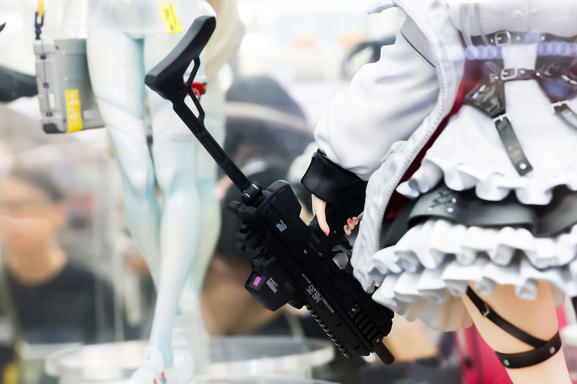 手にはサブマシンガンが握り締められている