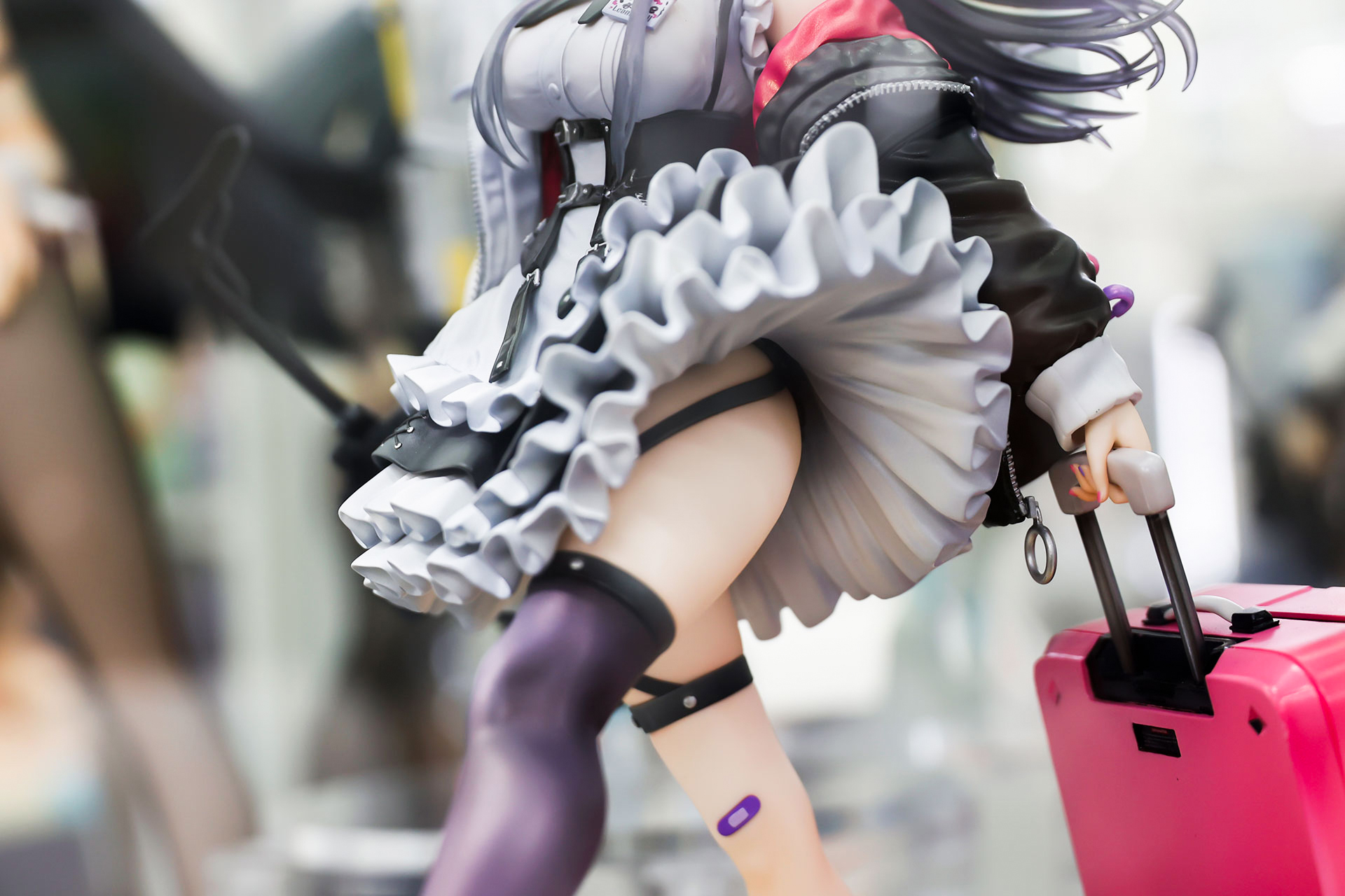 脚にはカラフルな絆創膏が貼られている