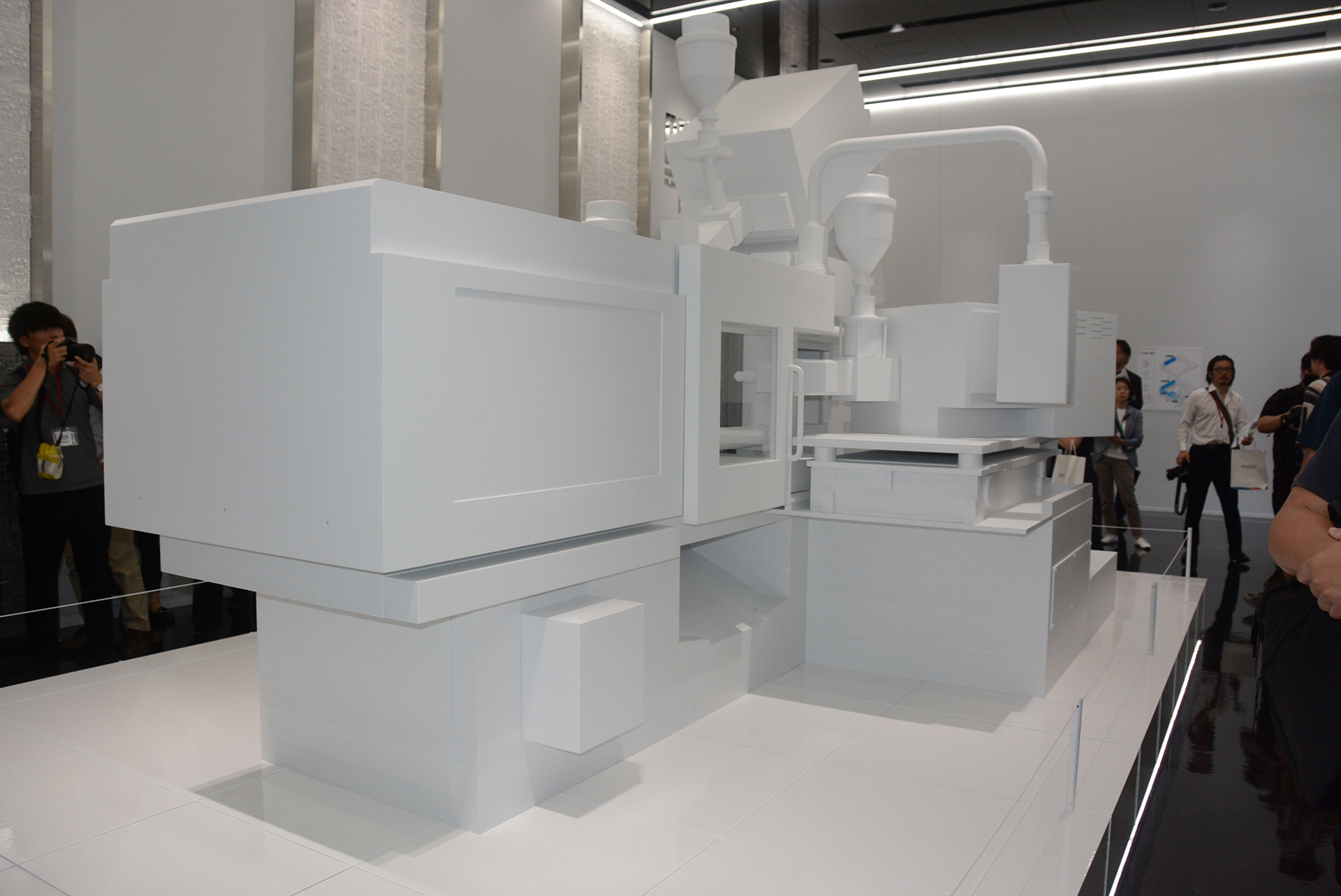 ホールには射出成形機の模型が