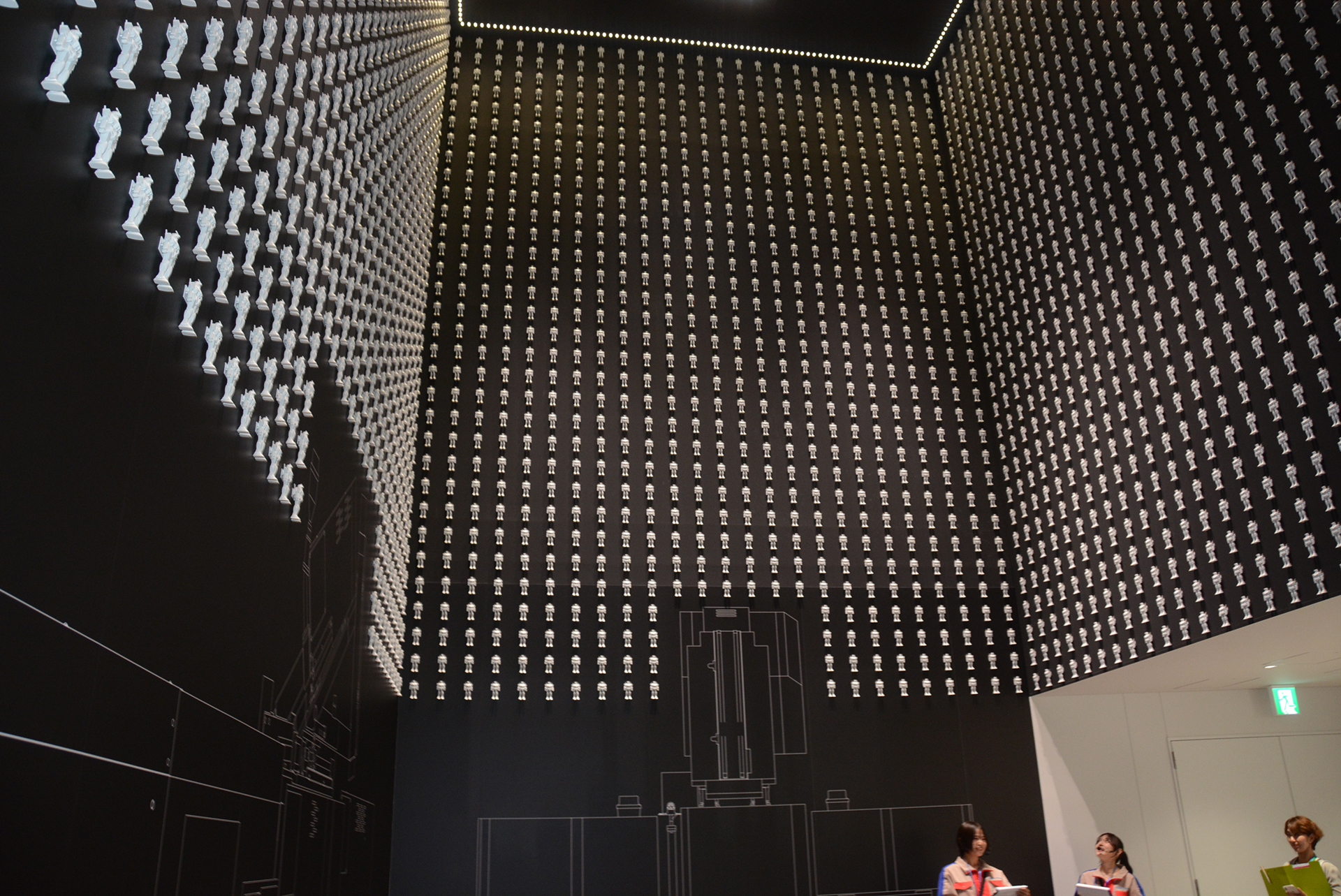 新工場の生産力を実感できる4,000体のガンダム。1日にこれだけのガンプラを生産可能なのだ