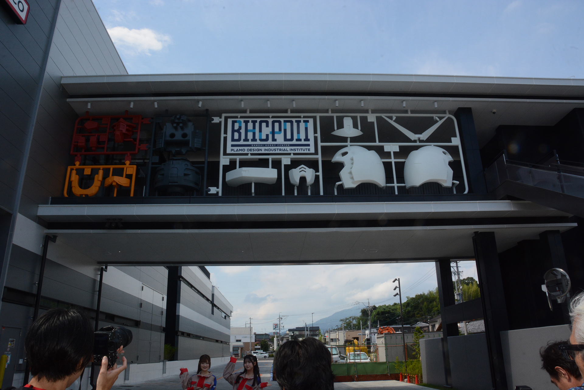 「MG 1/100 RX-78-2ガンダム Ver2.0」のランナーを実物大ガンダムのサイズに拡大したモニュメント