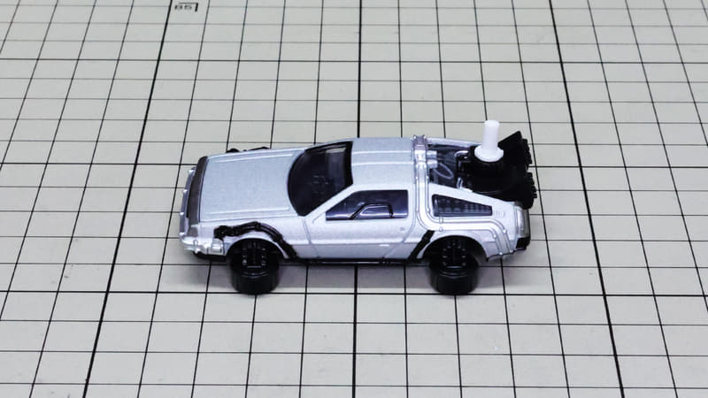 サイド：車体を這うようなパイピングや後部のメカディテールが見えてきます