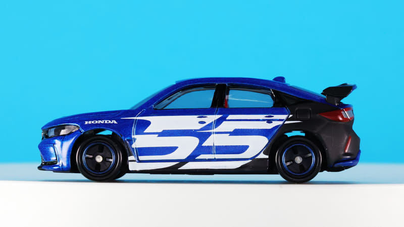 深いブルーのつや消し塗装とトミカ55周年の“55”があしらわれたかっこいいデザインになりました