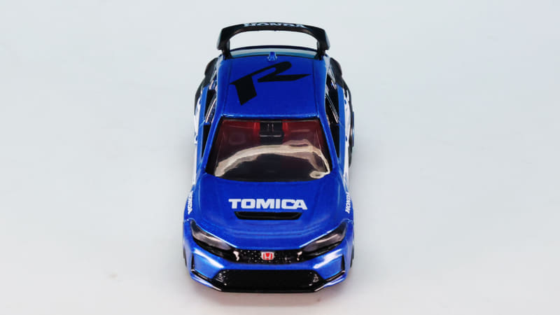 ボンネットフード上には“TOMICA”のロゴをプリントしており、フード上のエアーアウトレットも塗装で表現されています