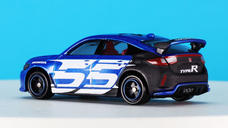 フロントホイールフェンダーには“HONDA”のロゴをプリントしています