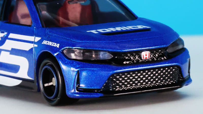 フロントグリルのメッシュディテールと、車内のTYPE R専用シートも細かく再現されています