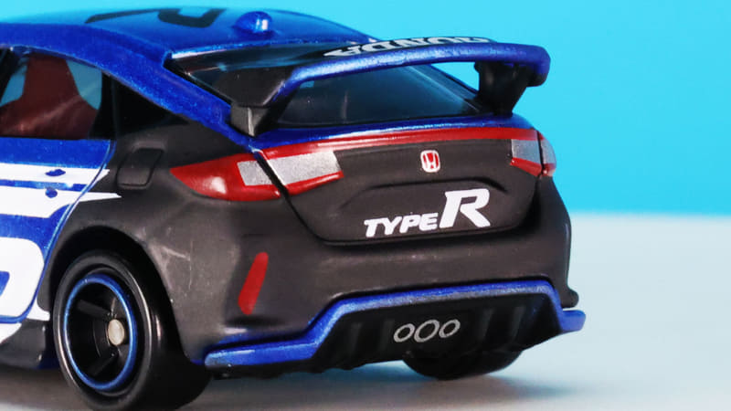 リアエンドには“H”・“TYPE R”のロゴをプリントしています。中央出しの3本マフラーも塗装で表現しています