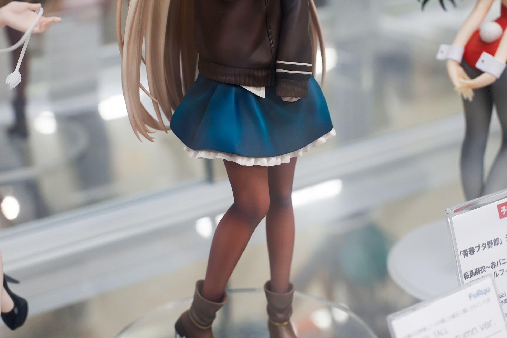 内股気味のポーズをしている