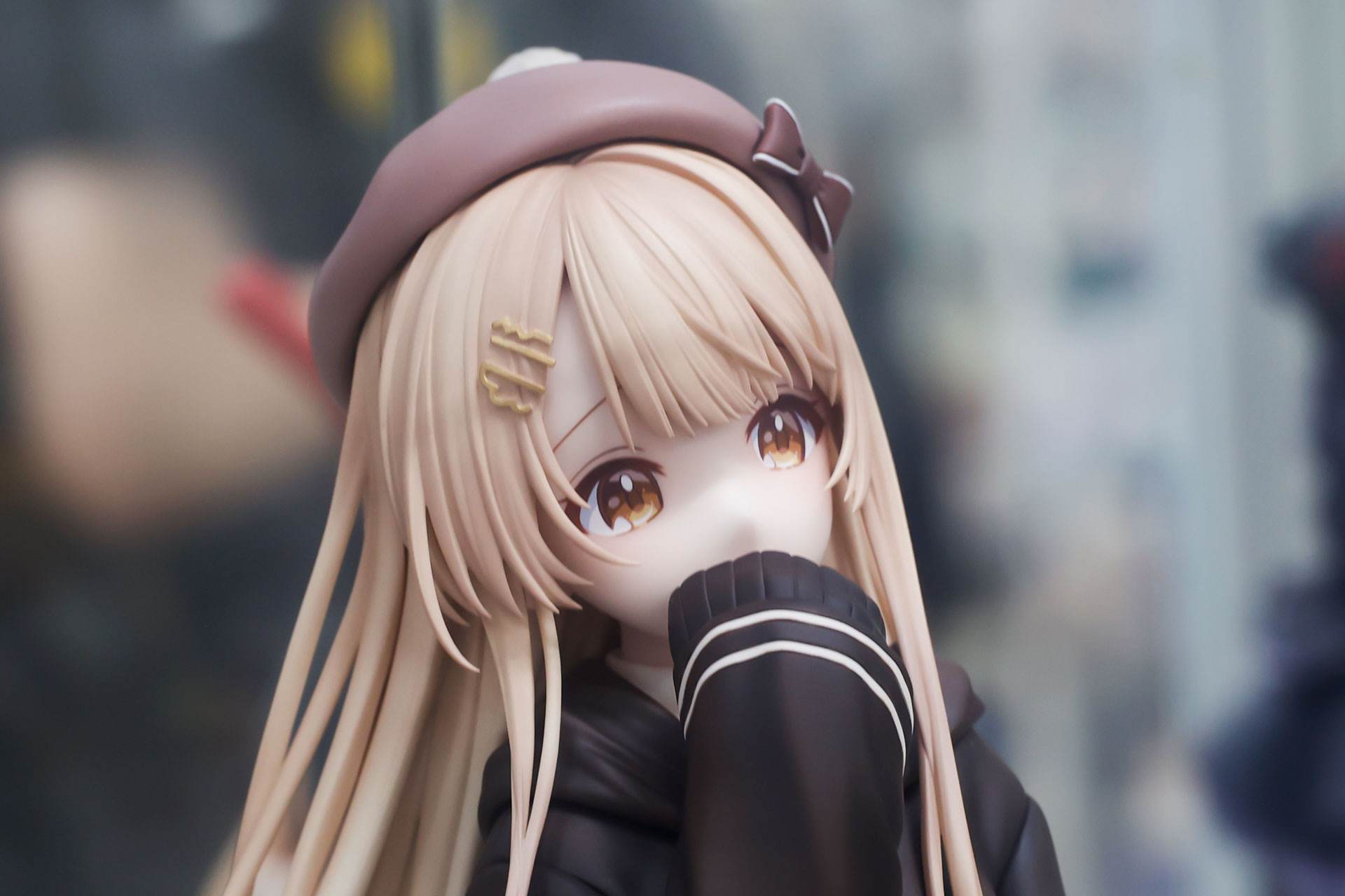 前髪付近には髪留めが付けられている