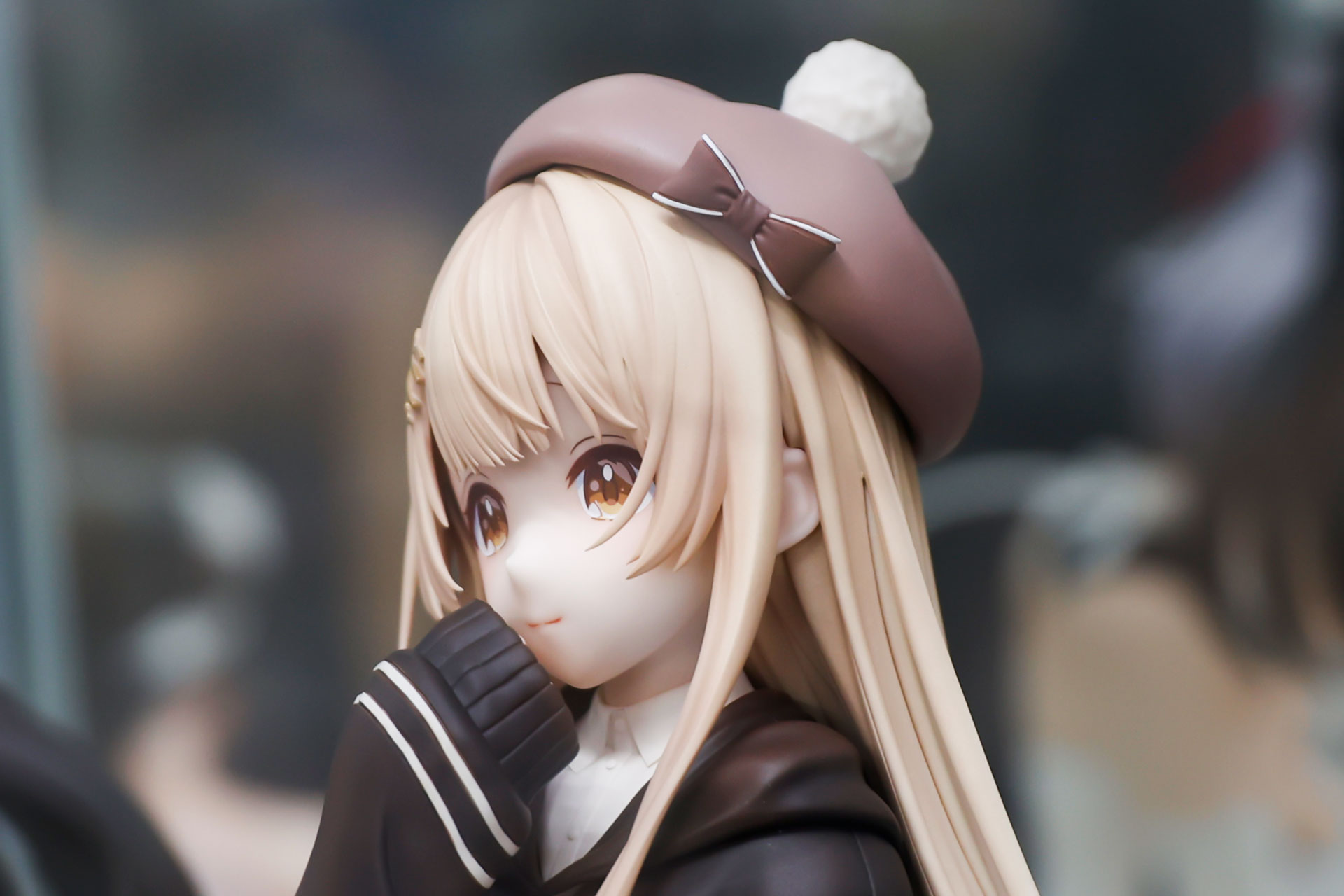 横からだと口元もよく見える