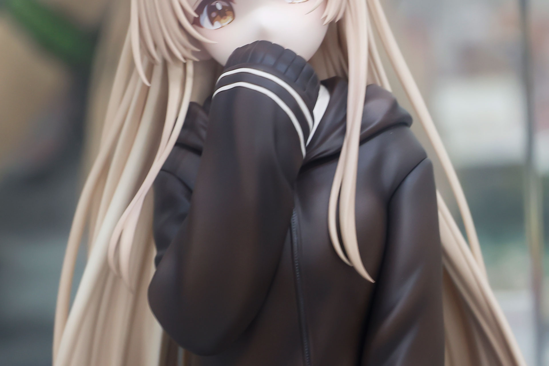 上着は大きめのジャケットを身につけている