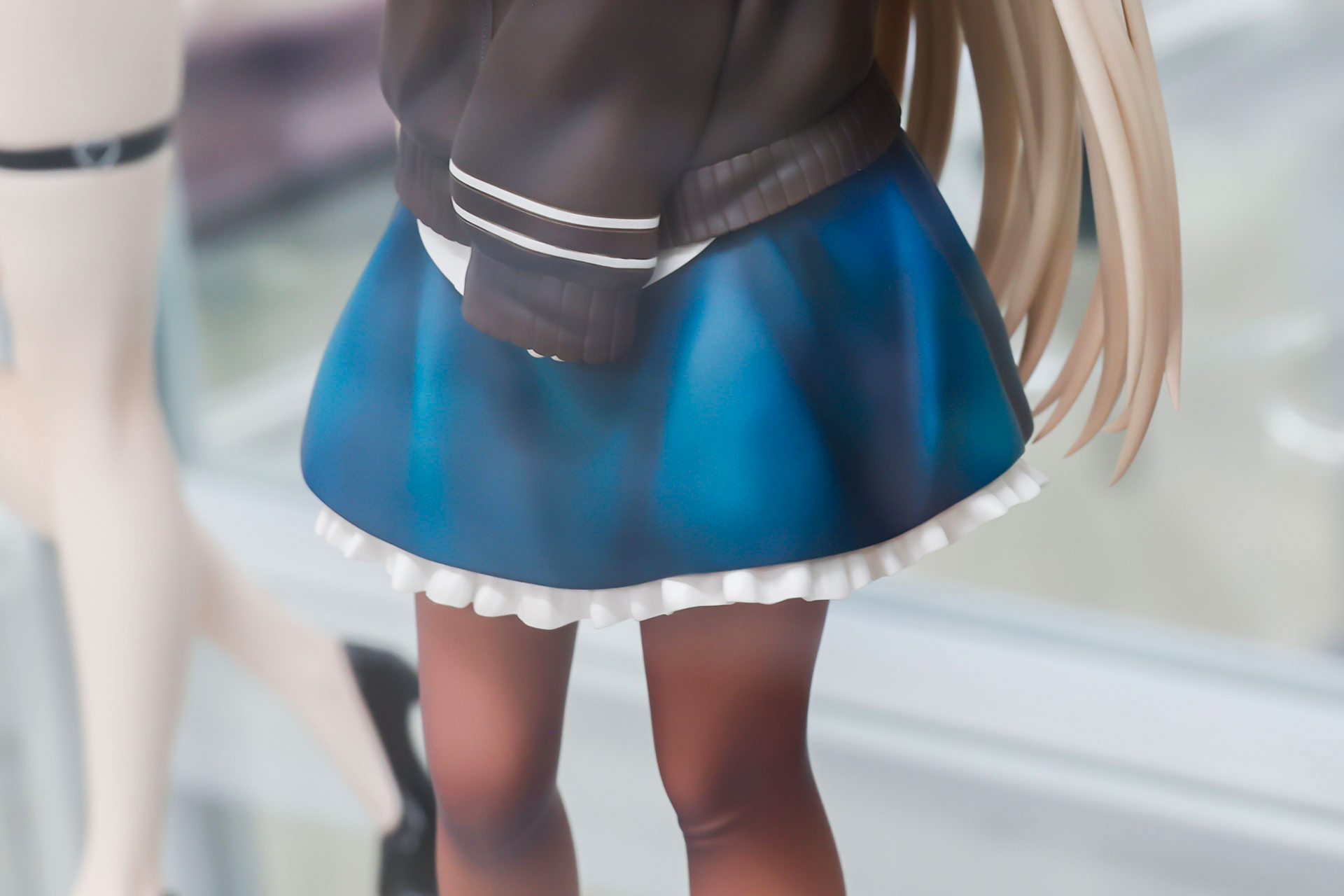 スカートは少し濃いブルーだ