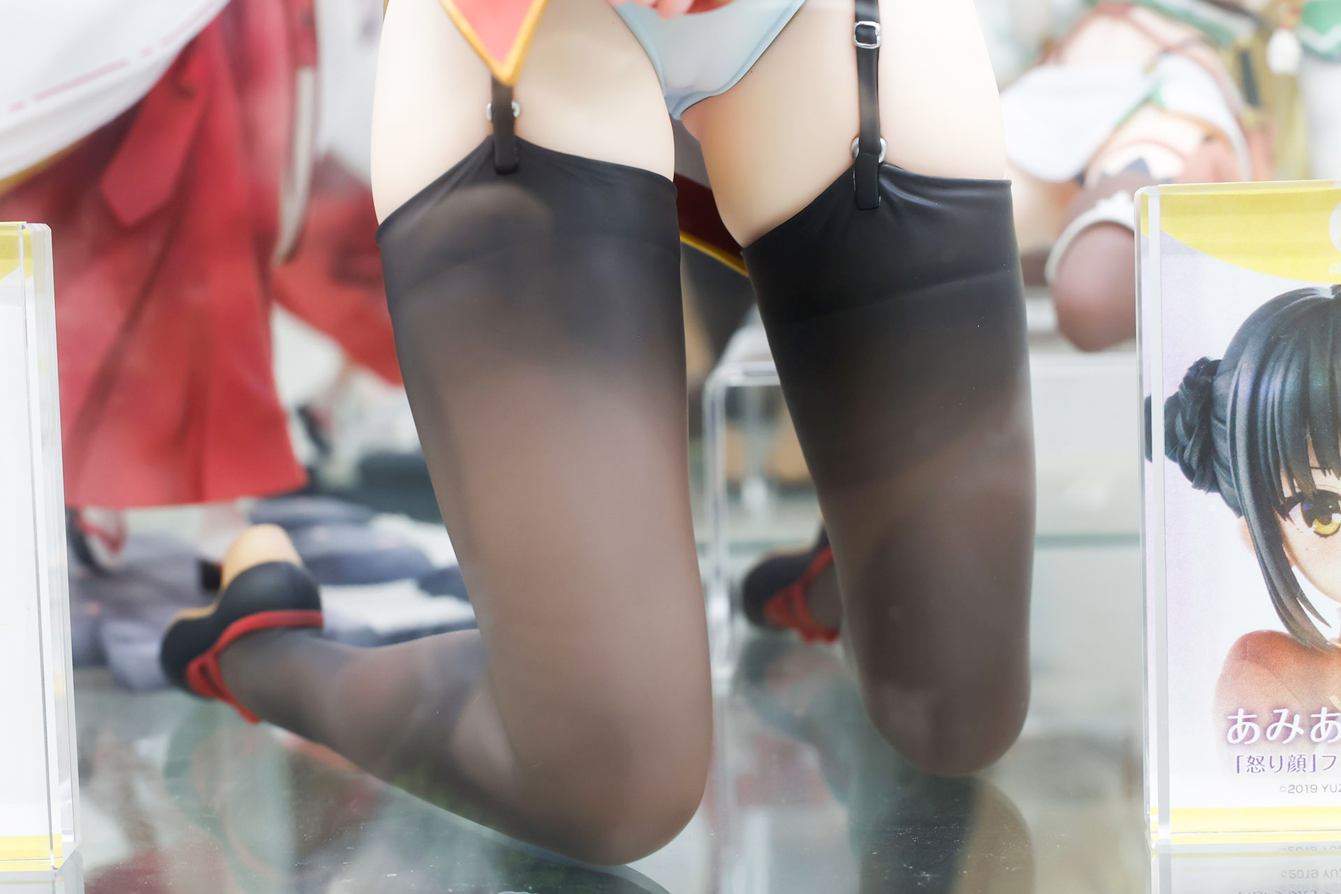 膝立ちしているポーズになっている