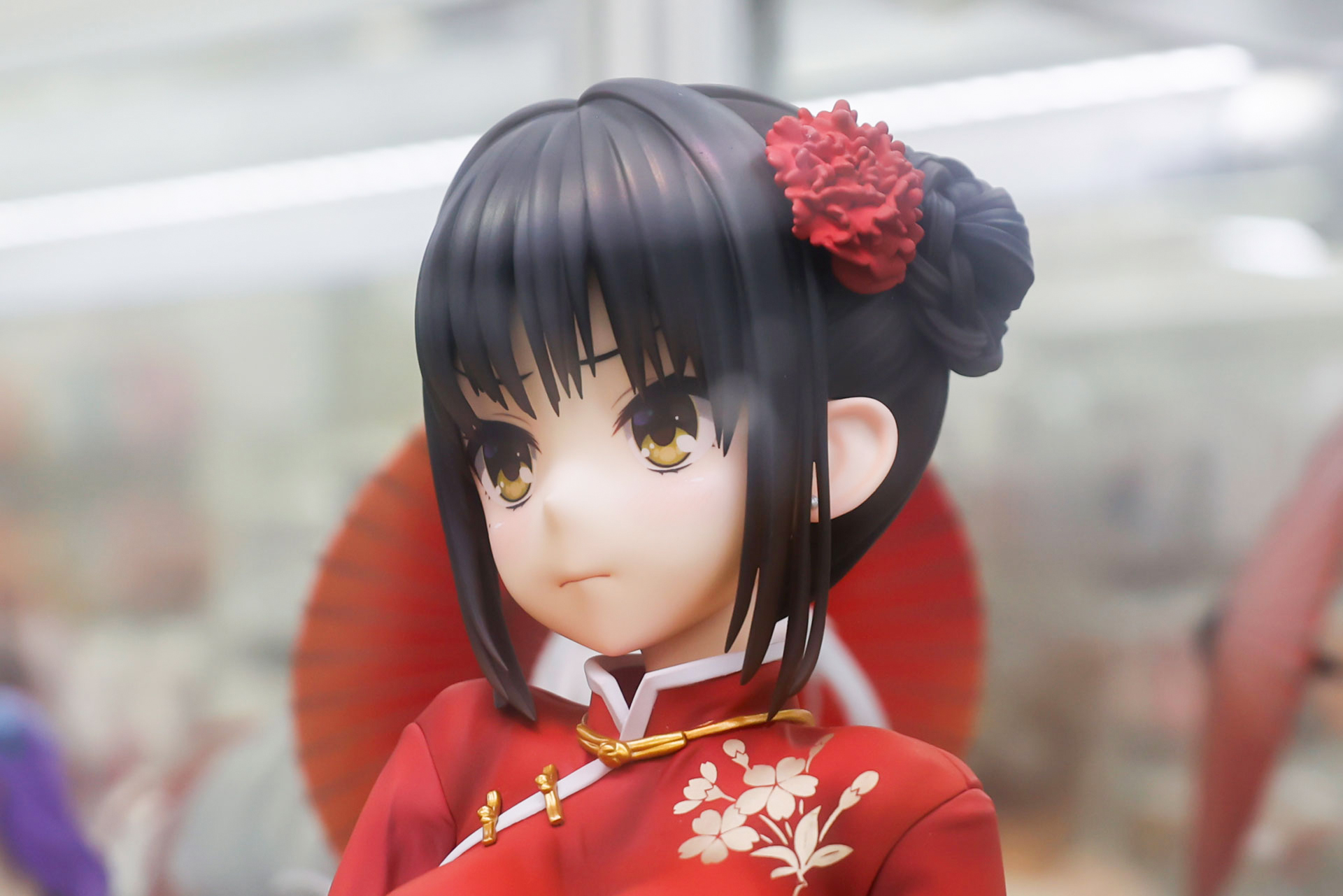 花の髪飾りがつけられている