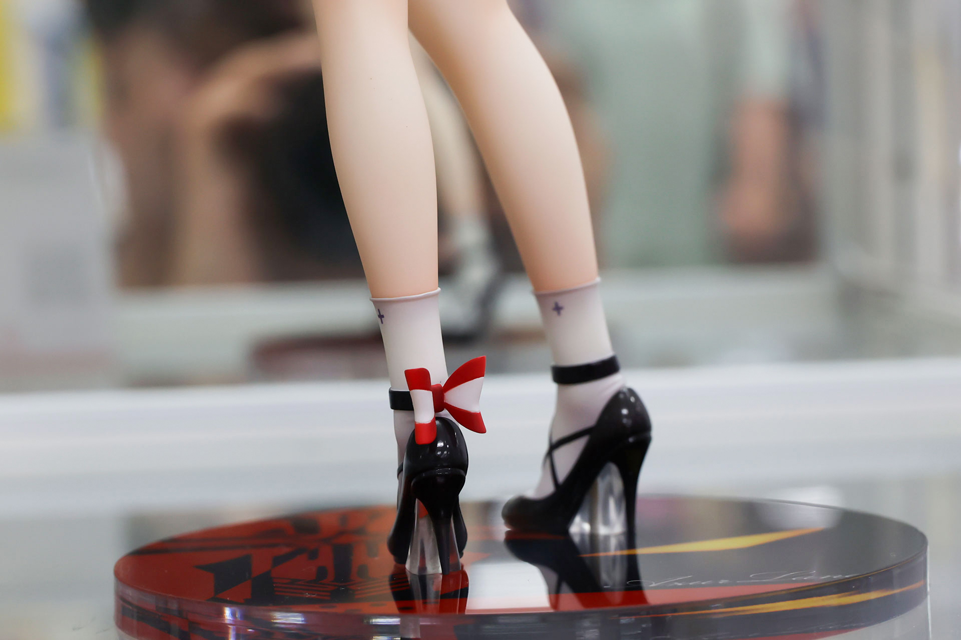 片方の足首にだけリボンが付けられている