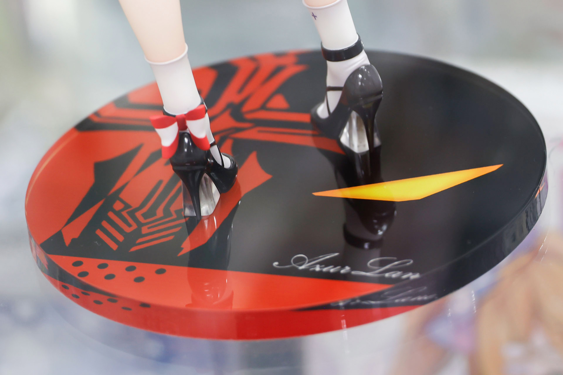 台座には鉄血のロゴマークが描かれている