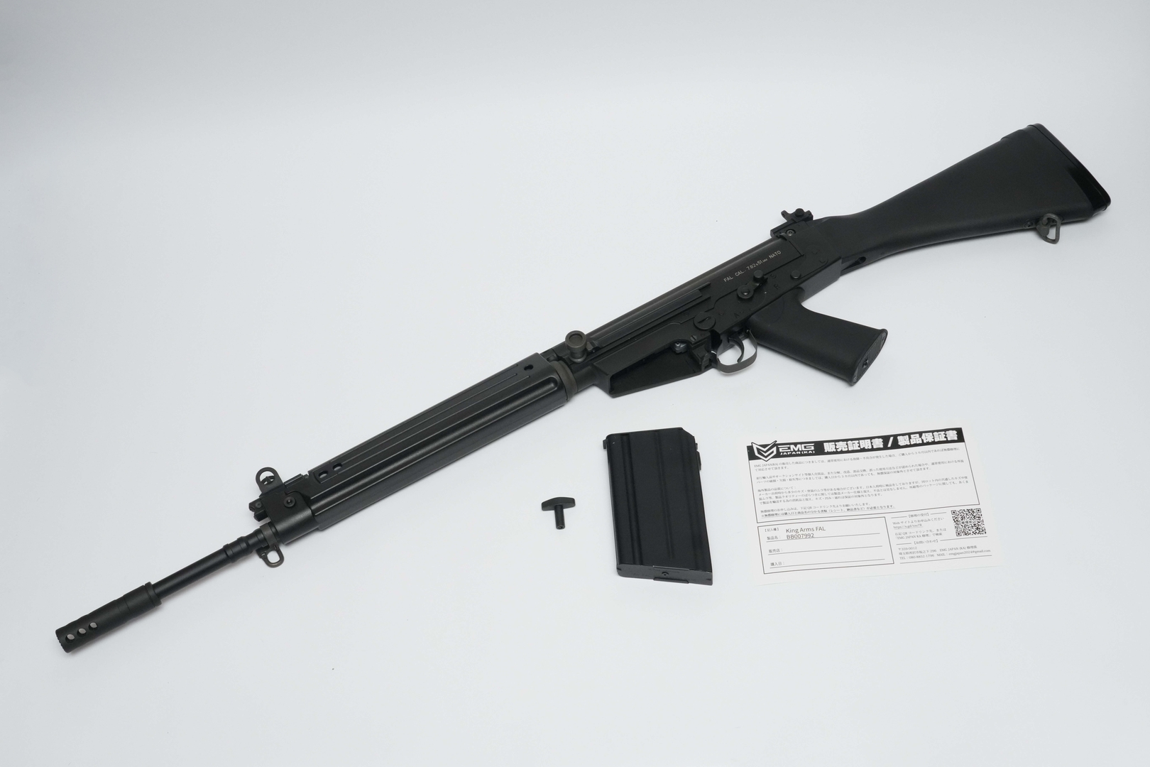 パッケージには本体、アジャストメントツール、マガジン、販売証明書/製品保証書が同梱