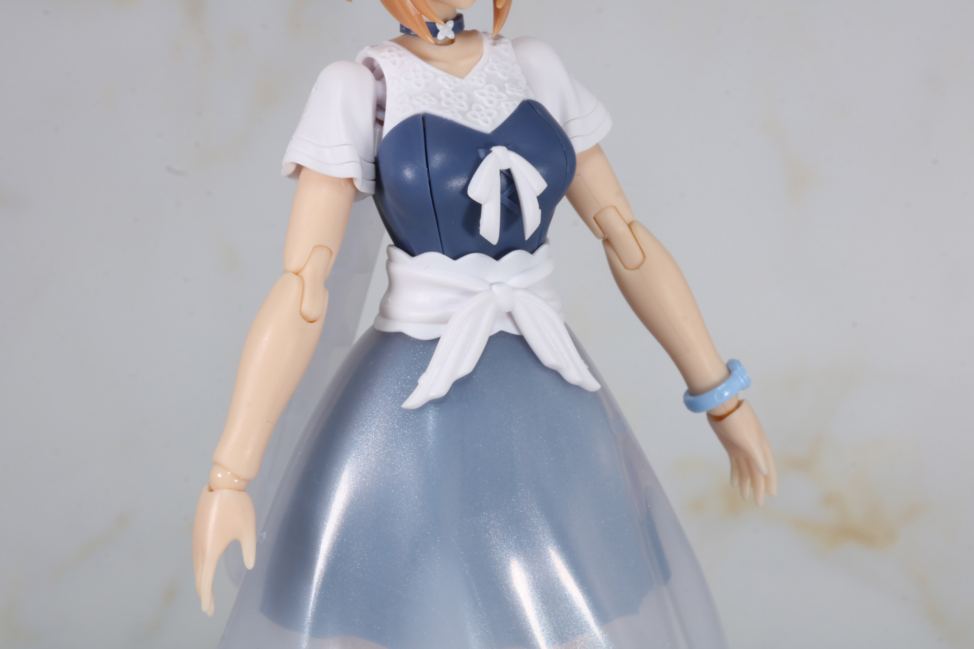 ワンピースタイプのファッションにウェストのリボンできゅっと引き締まった腰のラインも細かく表現されている