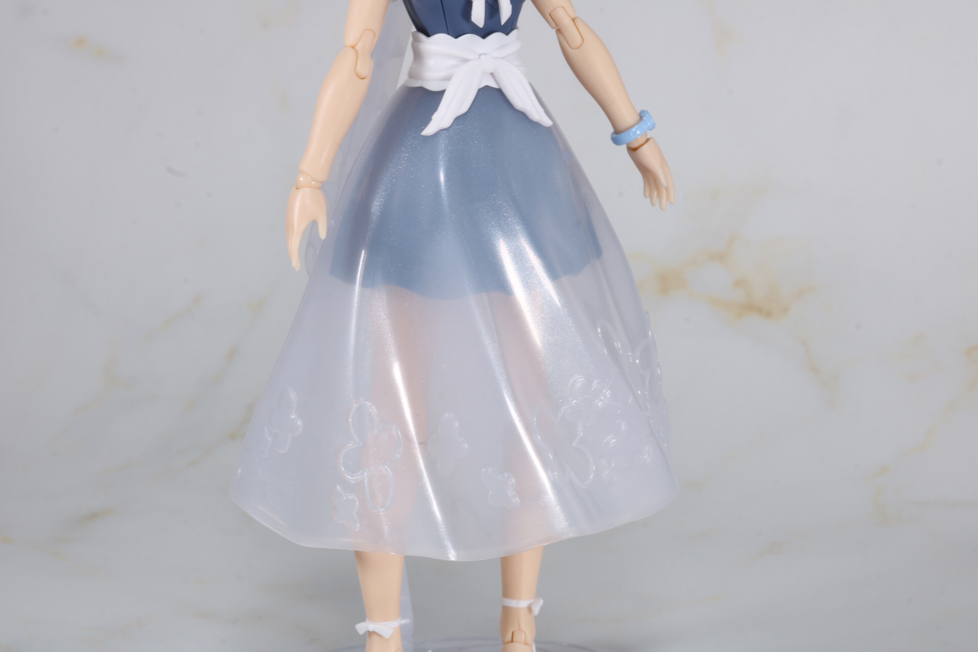 ロングスカートもボリューム感ある造形