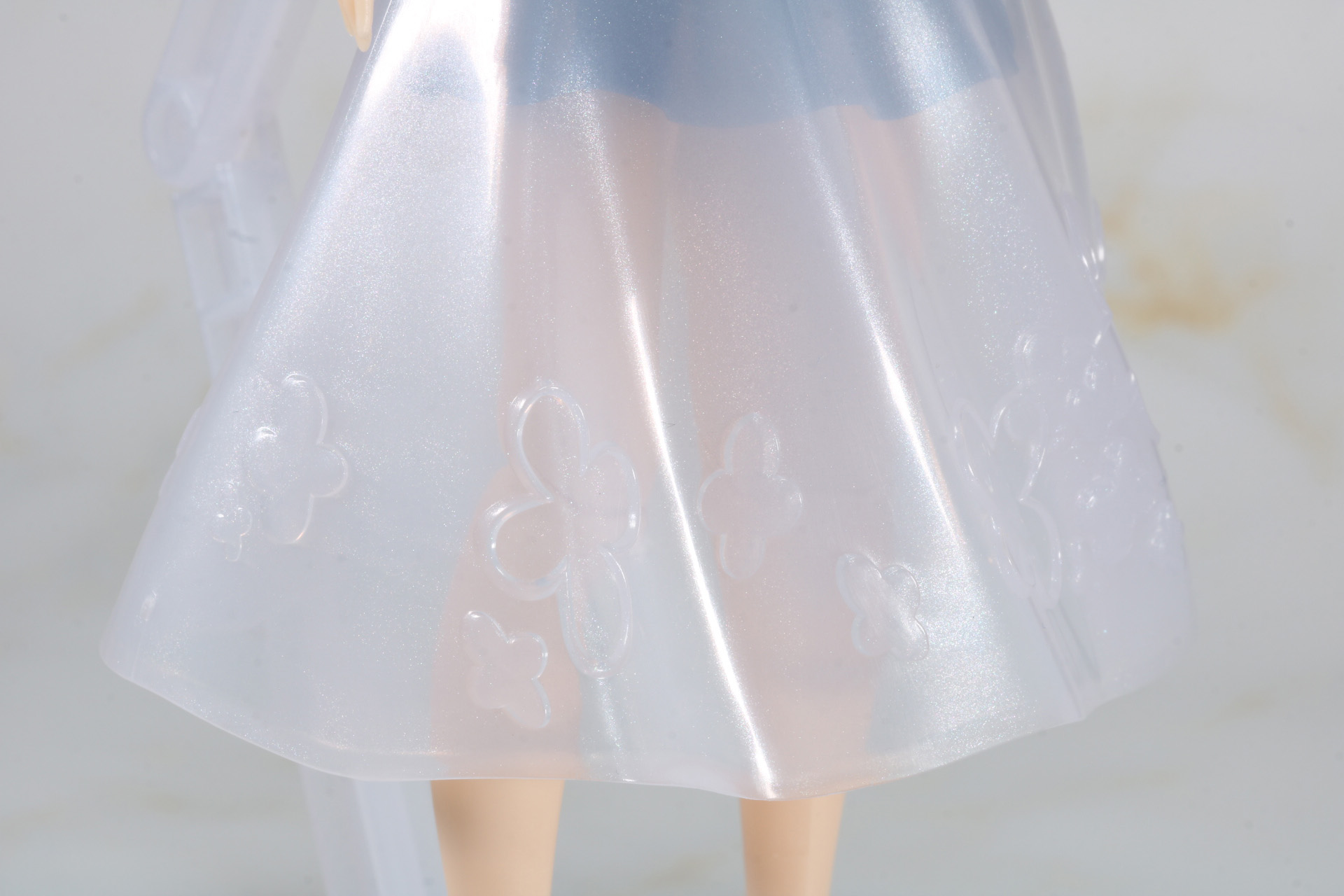 シア―素材を表現した乳白色のクリアパーツは涼しげで花の刺繍もしっかり造形されている