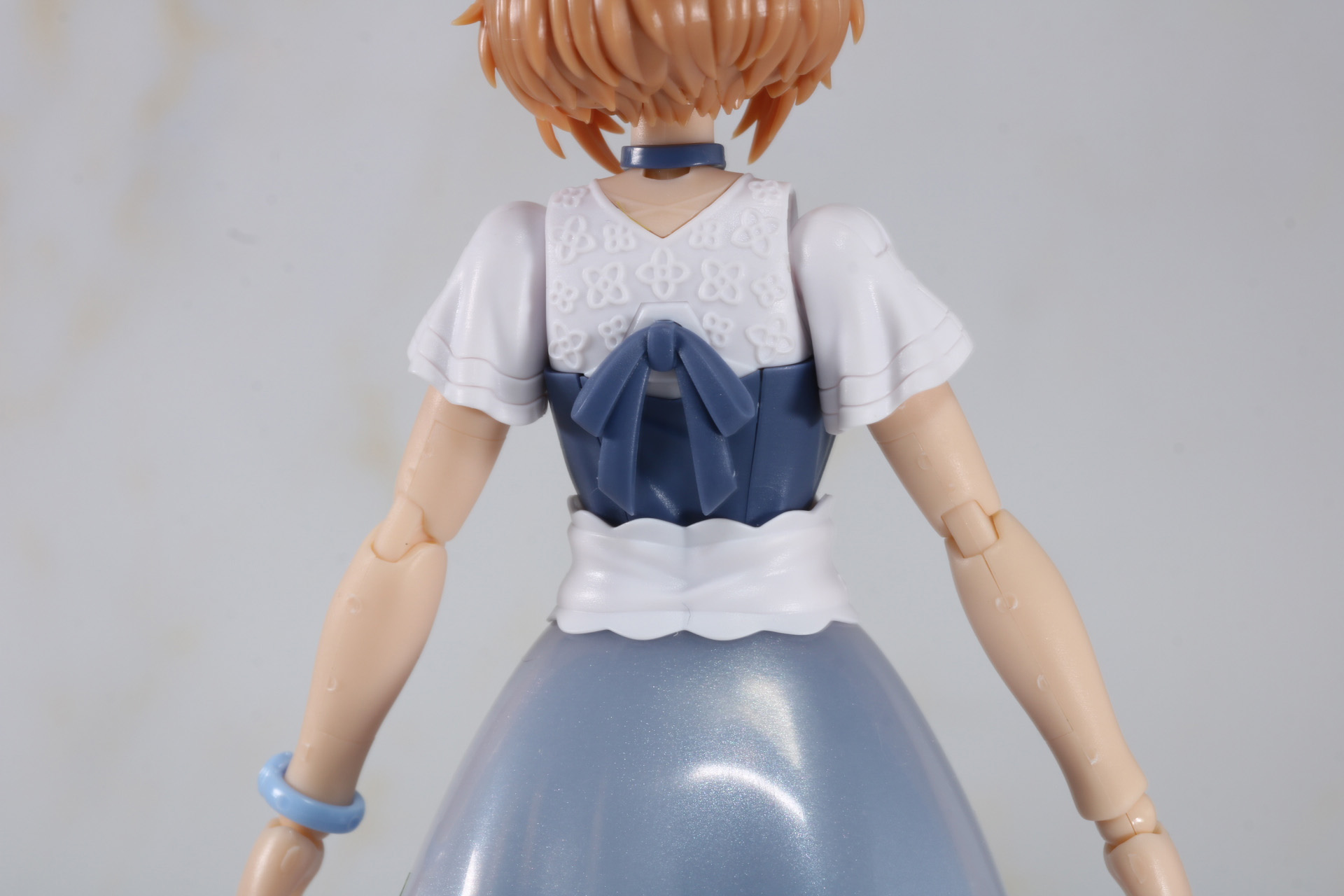 背中にもリボン造形。こちらは六角形ジョイントに3mm径の受け軸が設けられ、リボンパーツを組み合わせている。リボンを外せば展示ベースの受け軸としても活用できる