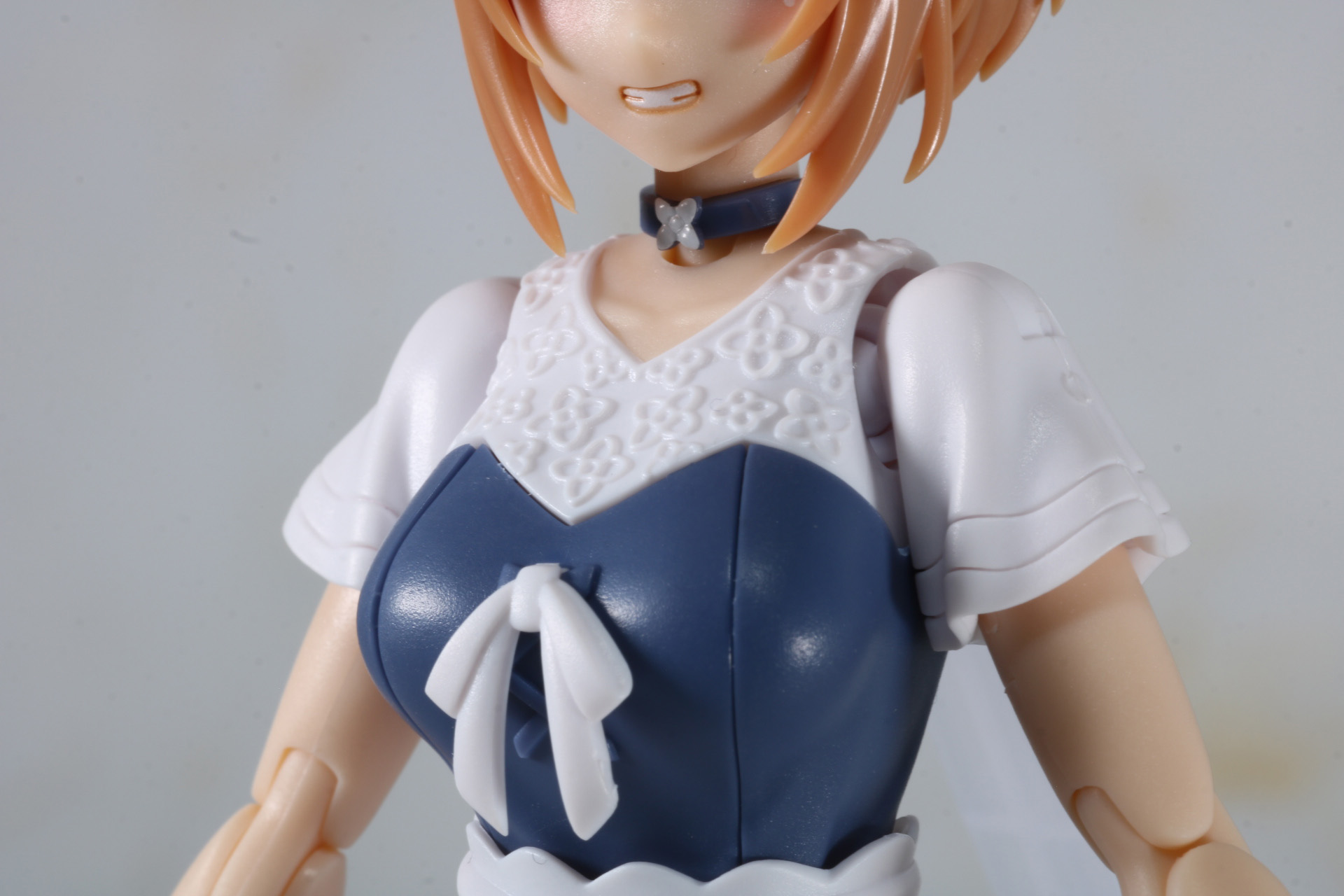 胸元のリボンは別パーツ。インナー部分の細かな刺繍も造形されている