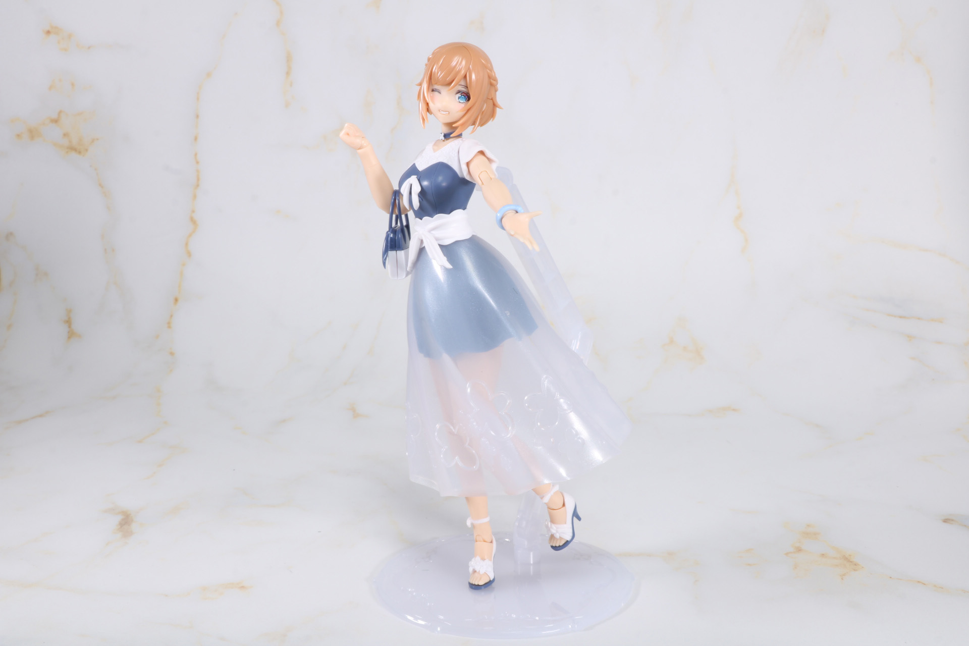 展示ベースと合わせて動きのあるポーズが可能