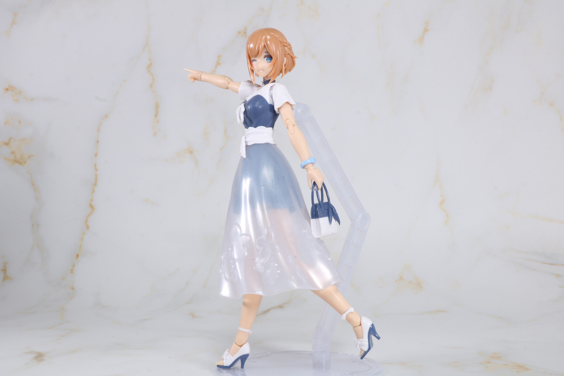 ハンドバッグを手にお出かけ開始