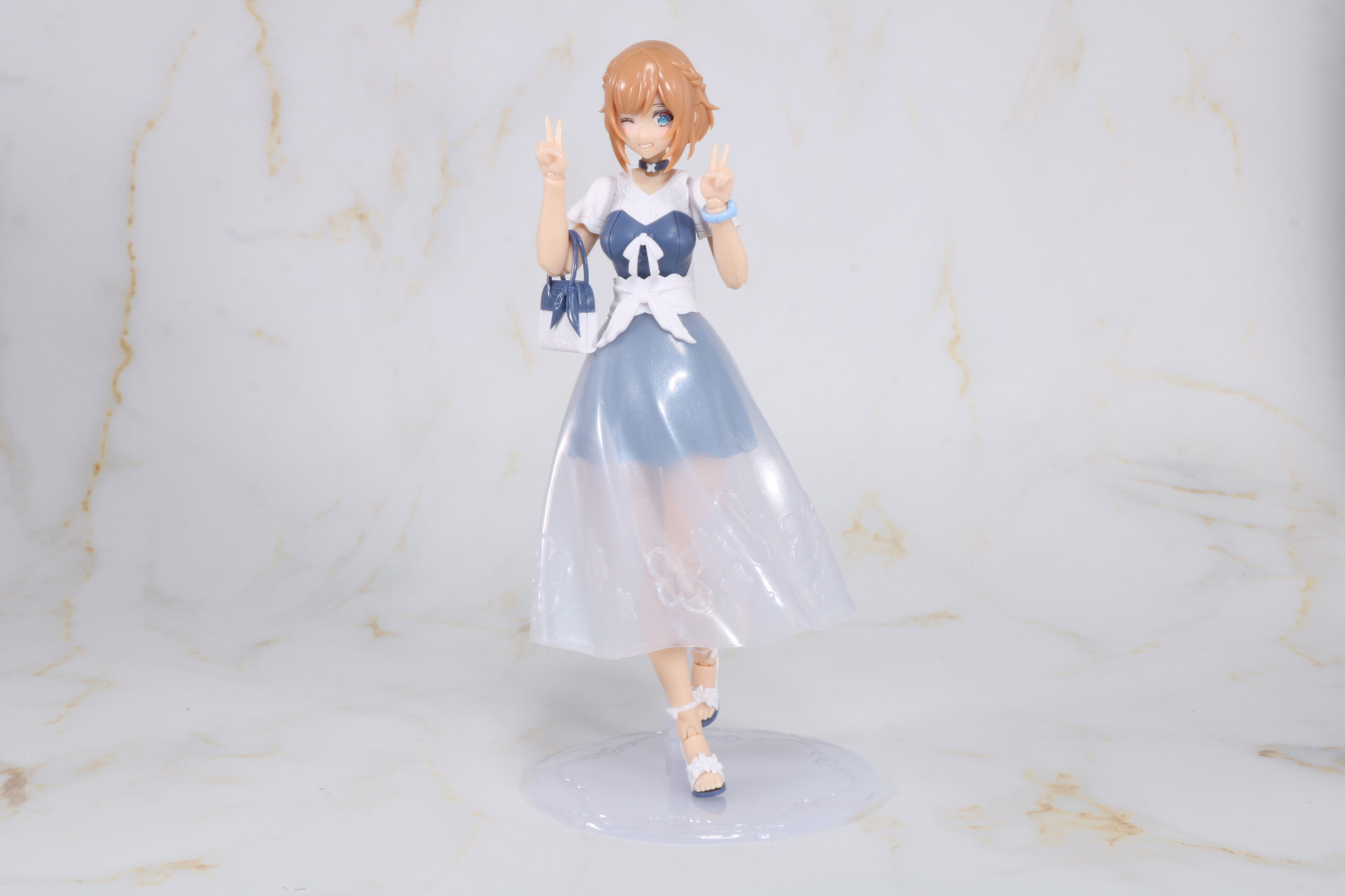 ハンドバッグは腕にかけて持つことも可能