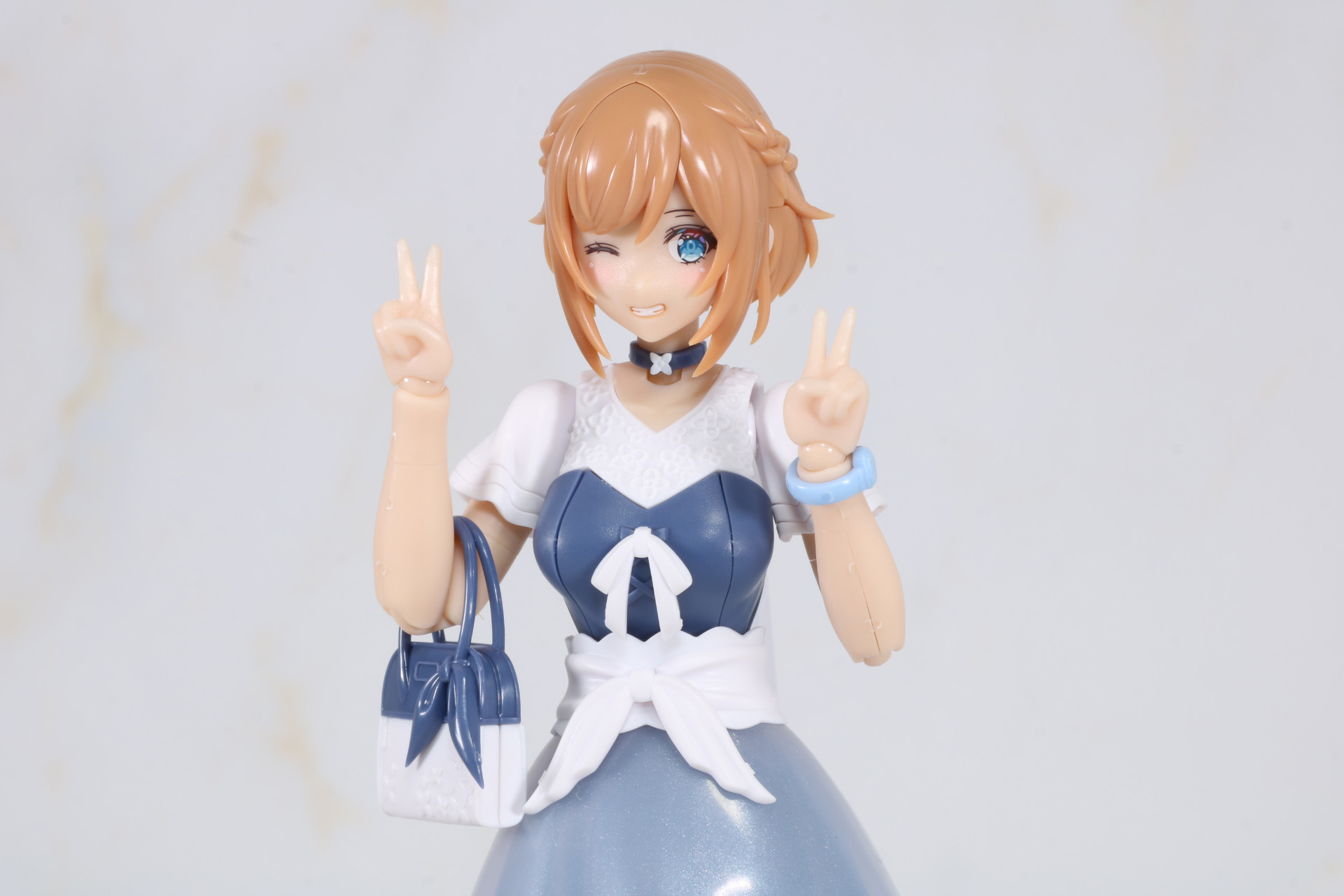 ピースサインで写真撮影