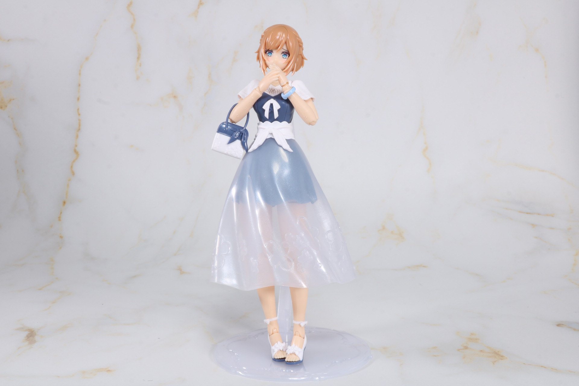 腕も柔軟に動き口元を覆うようなポーズもできる