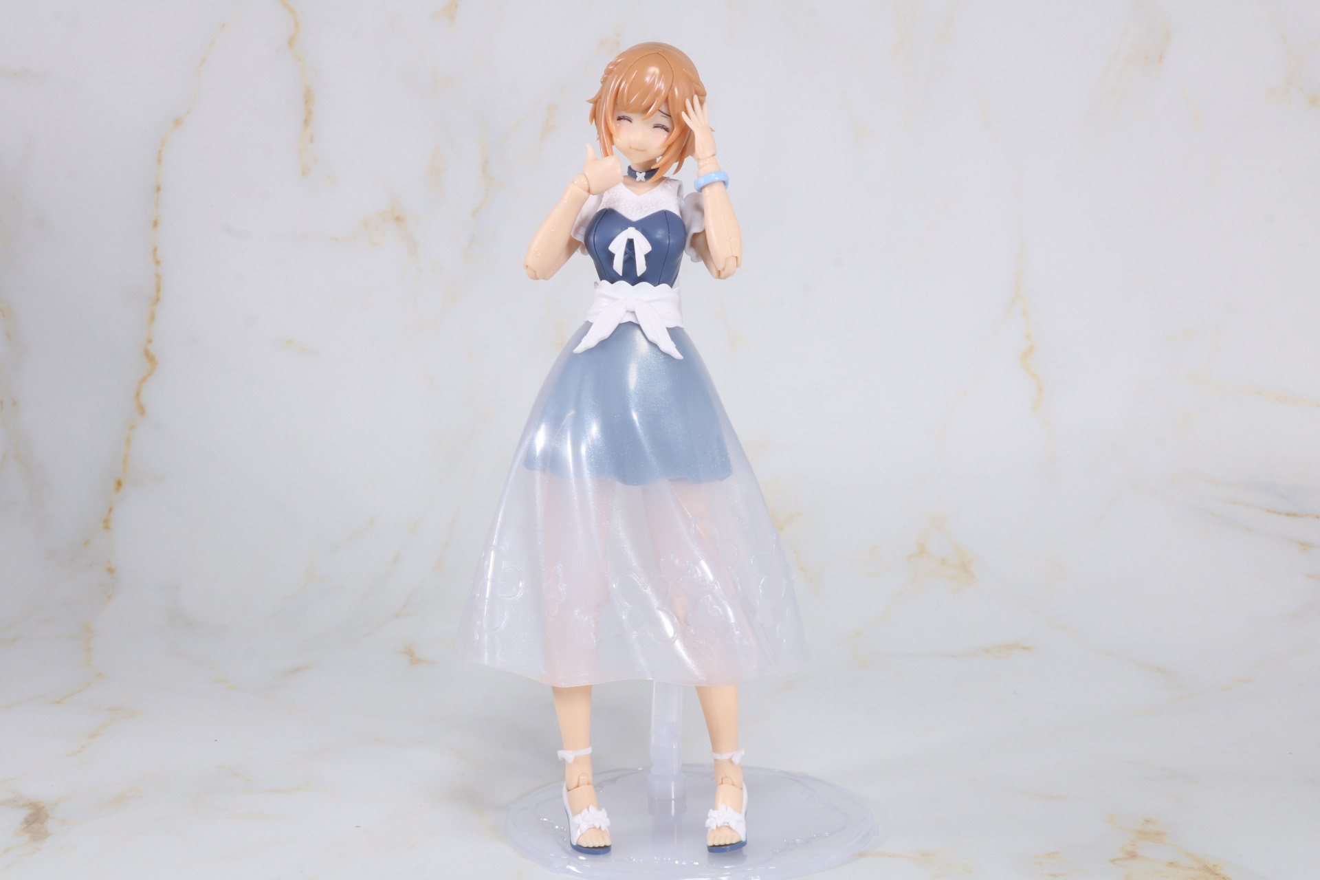 サムズアップと「もぐもぐ顔」を合わせれば幸せ気分の「ルミティア」が表現できる