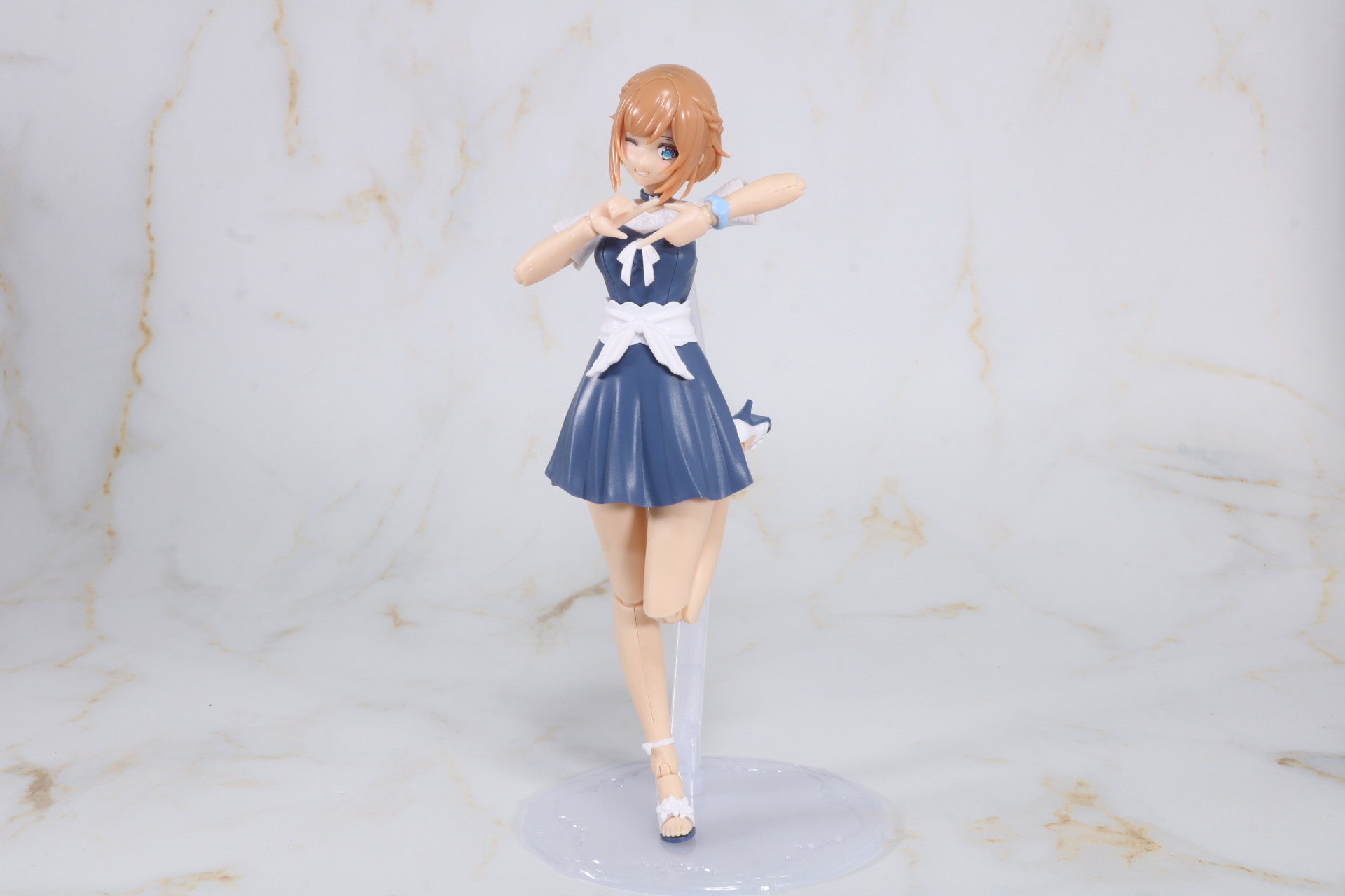 ショートスカートではよりアグレッシブに脚部を動かすことができる