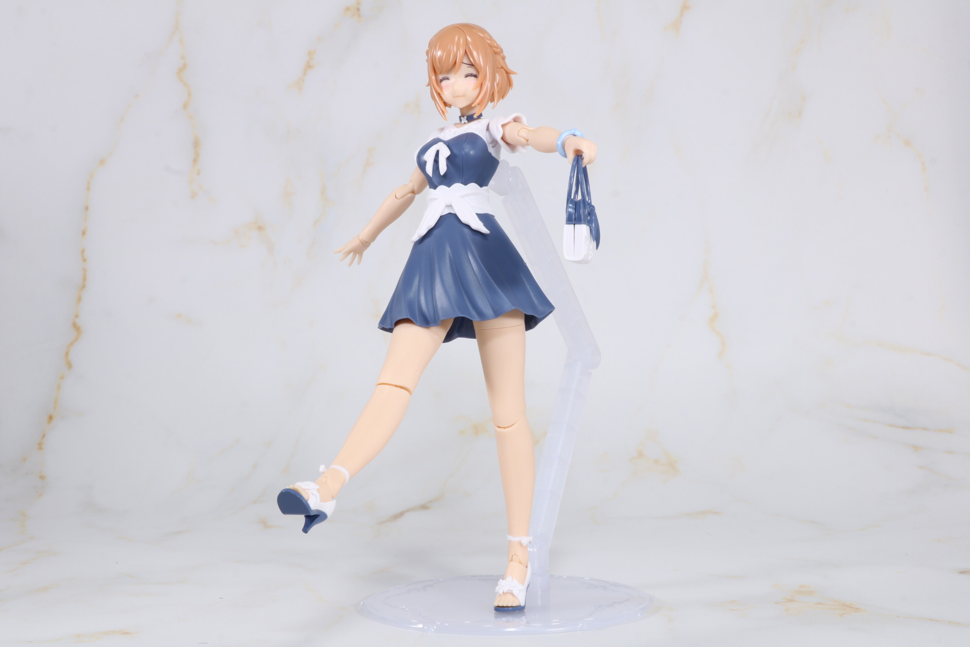 なびきのショートスカートでは大きく足を上げて歩くこともできる