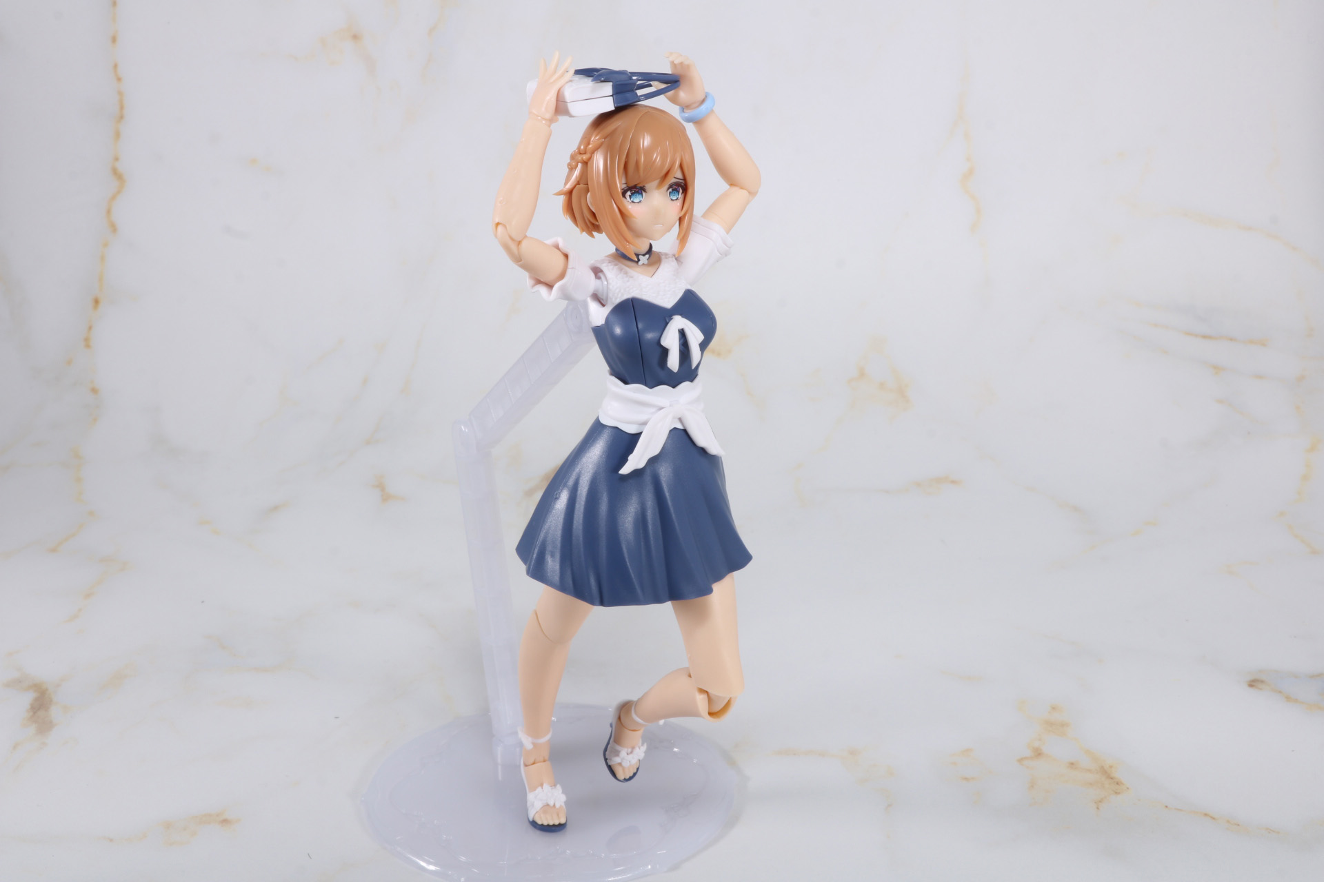 突然の雨で慌てて雨宿りの場所を探す