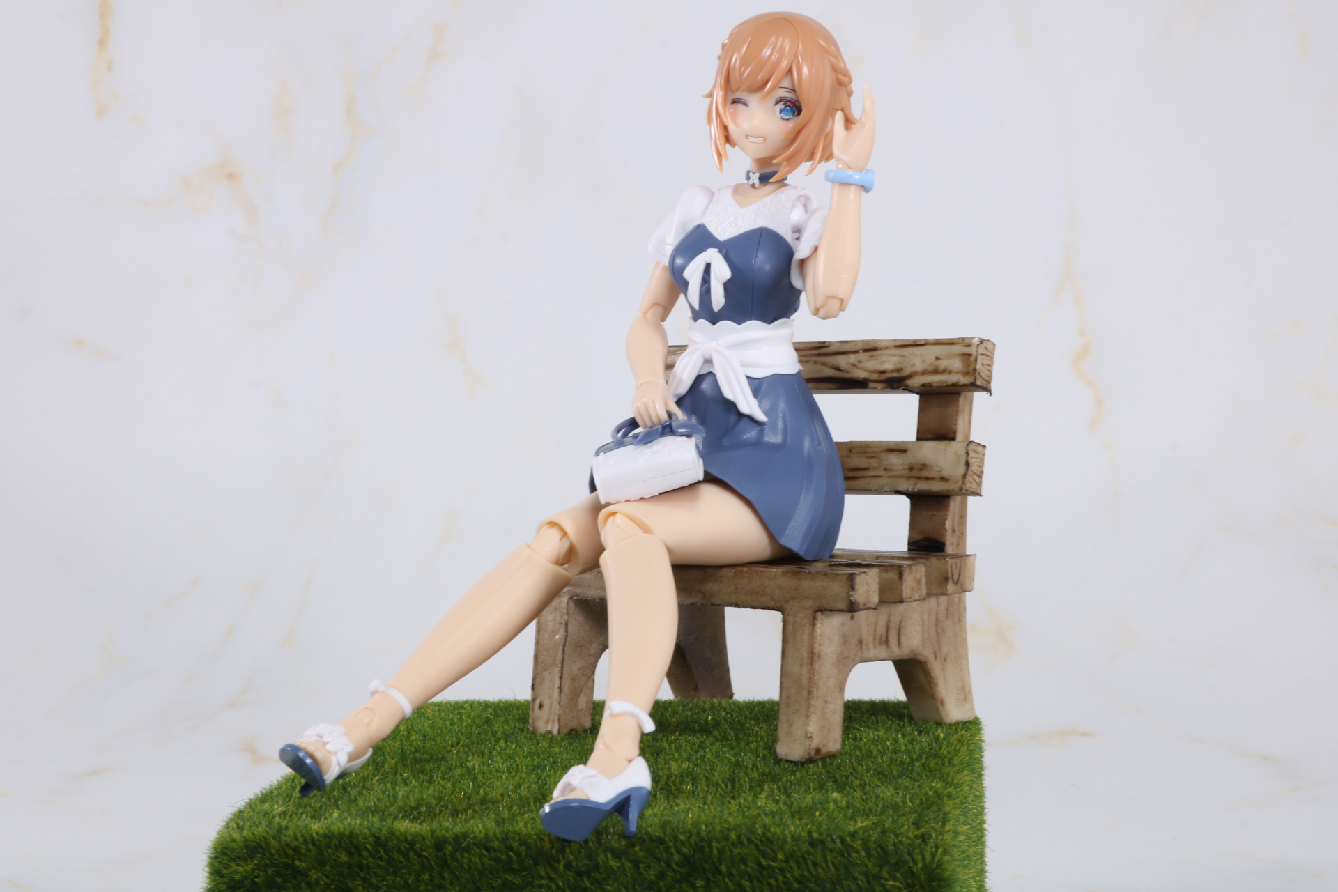 ベンチに腰掛けて座る姿勢も可能