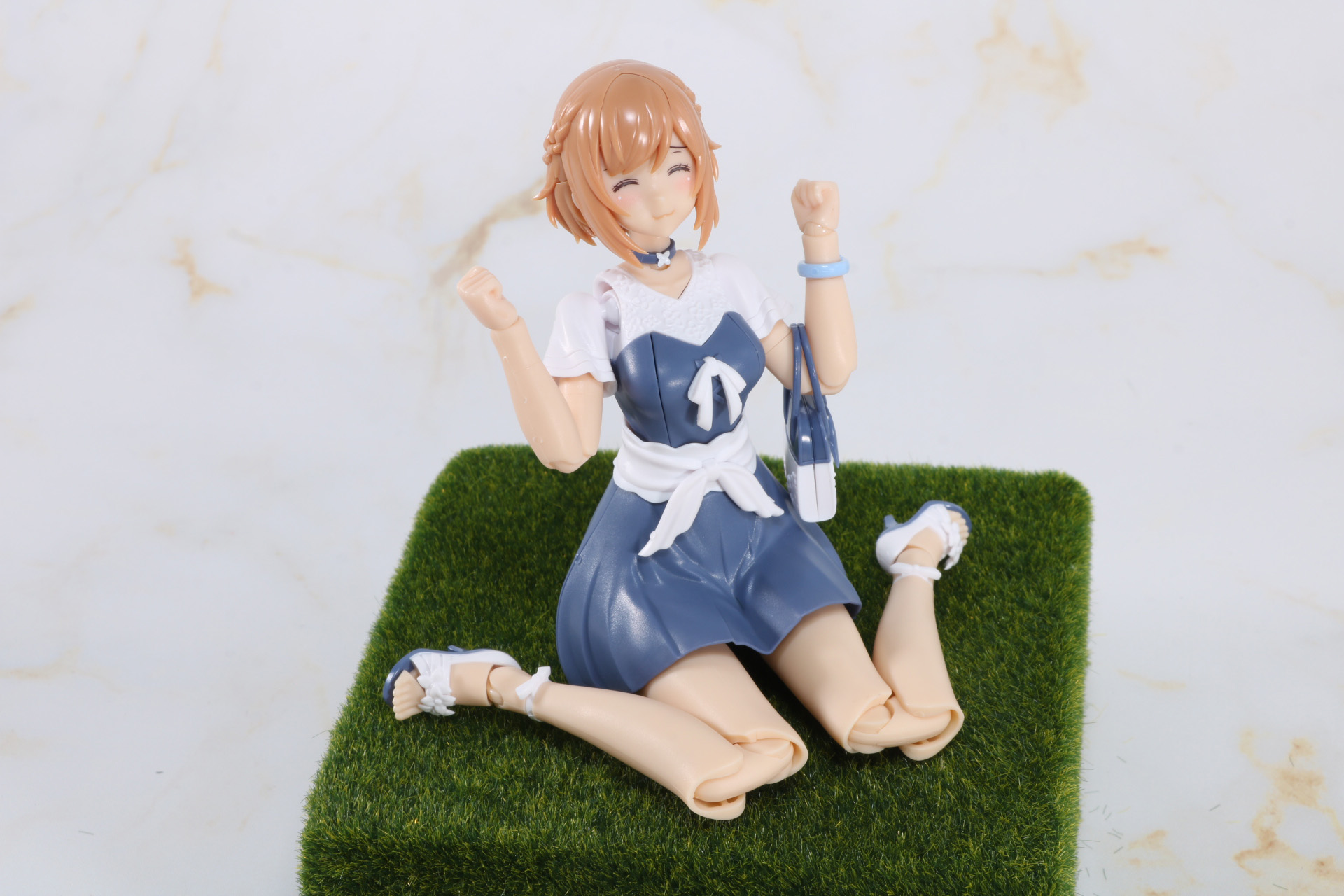 芝生に座り込んでピクニック気分