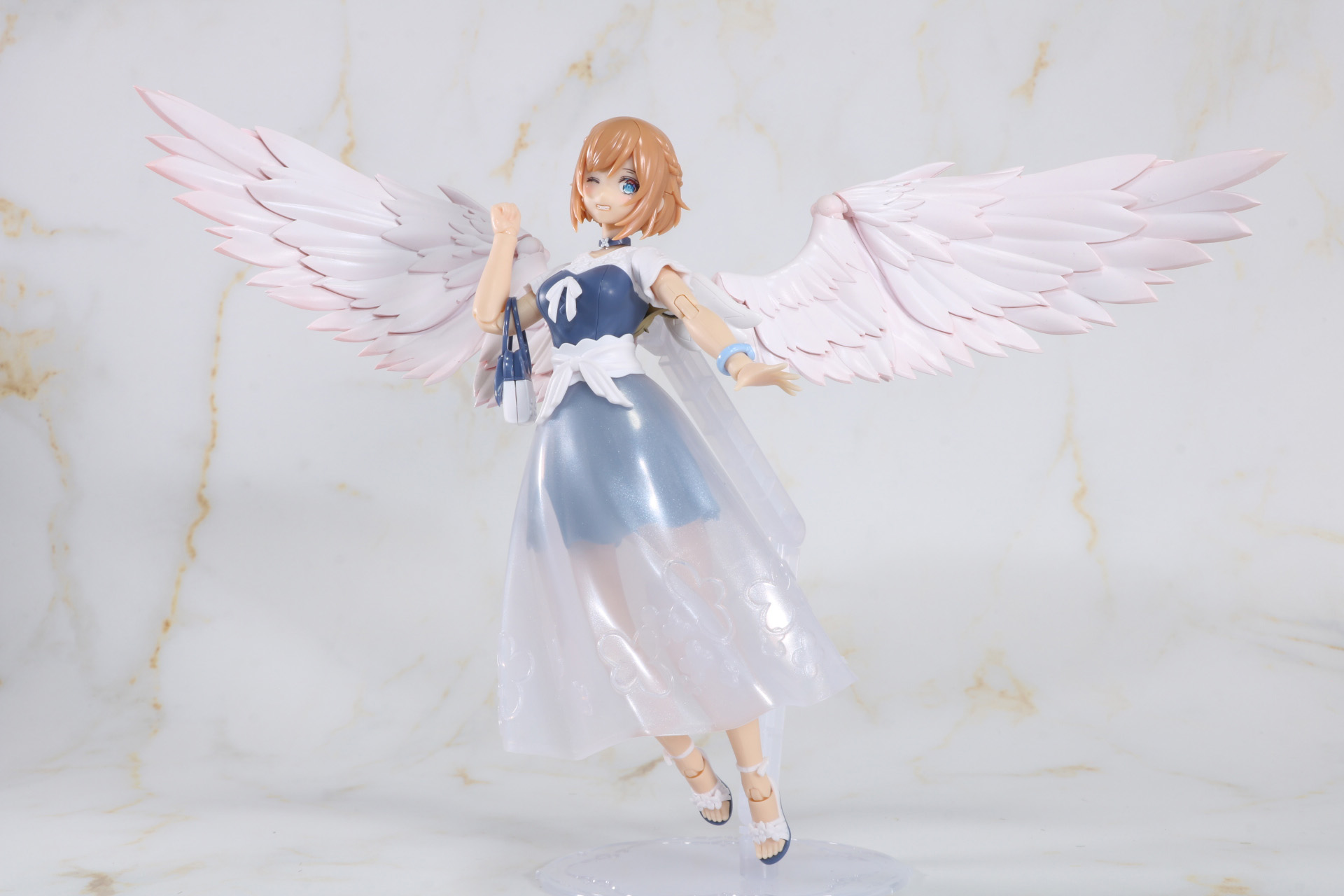 別売りの「ルミティア」の翼パーツを装着