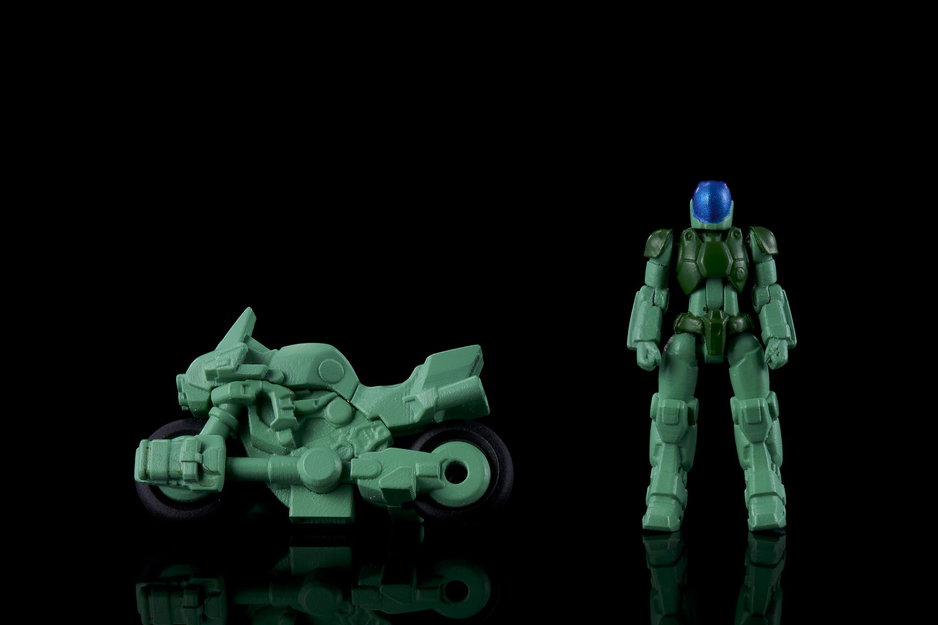 ライディングスーツ（約3cm）とアーマーサイクルが付属。搭乗シーンの再現はもちろん、シチュエーションを彷彿とさせるアソビが可能となっている